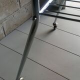 Table d'appoint pieds strings et plateau en verre fumé 1960