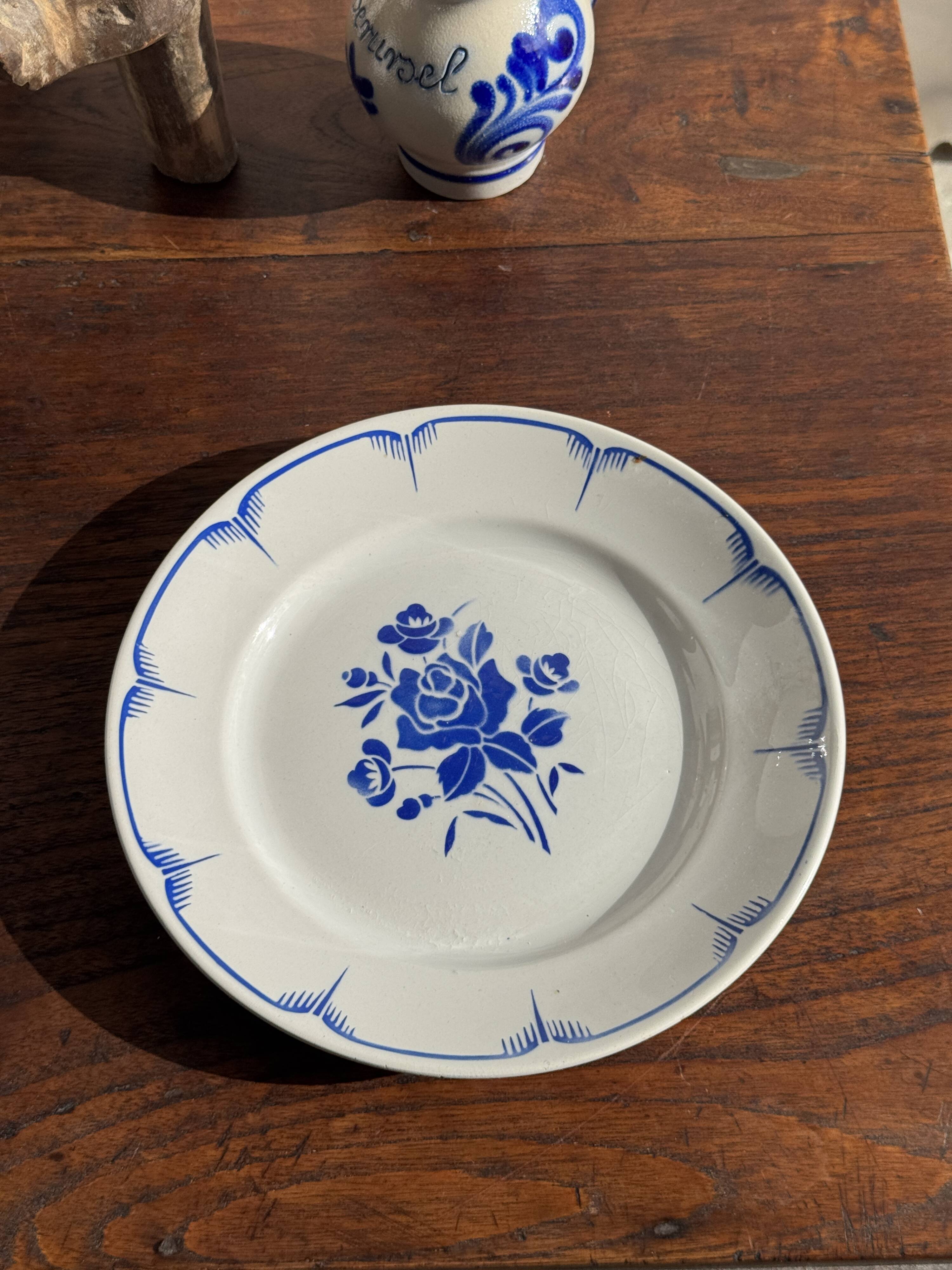 Decorative plate with blue flower pattern D25