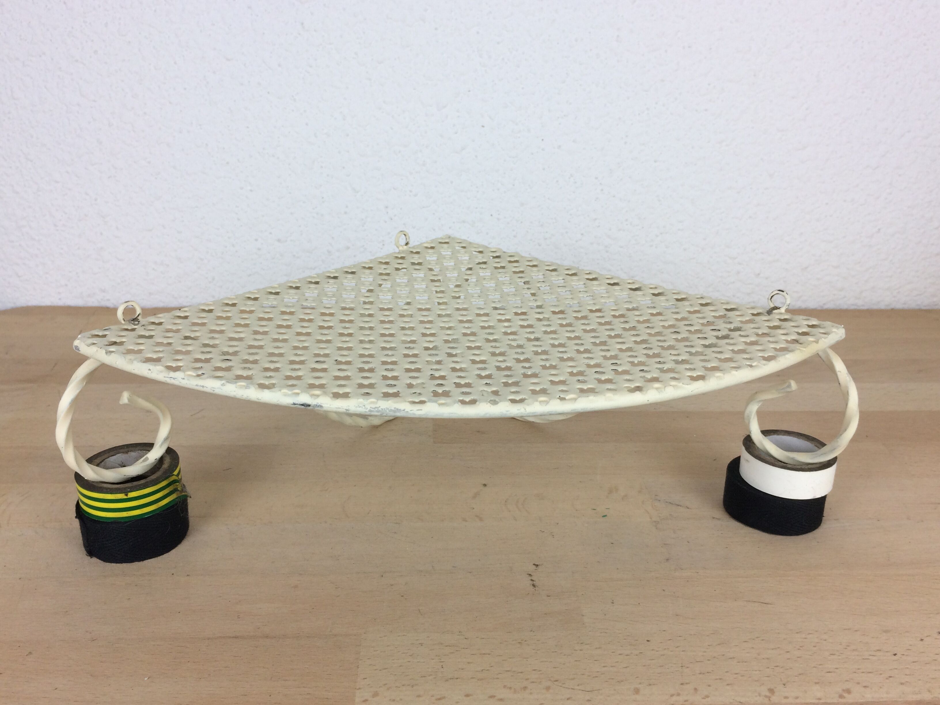 Notch, corner shelf in white perforated sheet metal