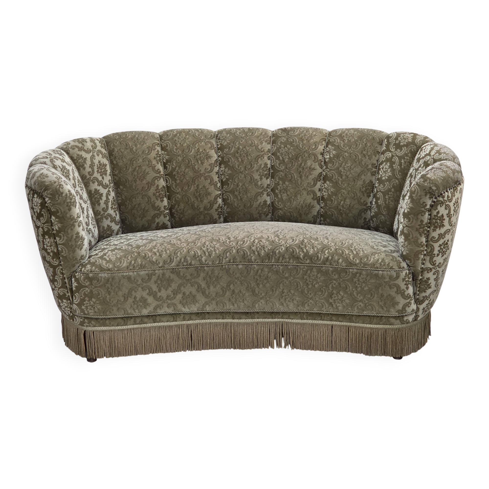 Canapé incurvé 2 places danois des années 1960, revêtement en velours vert clair.