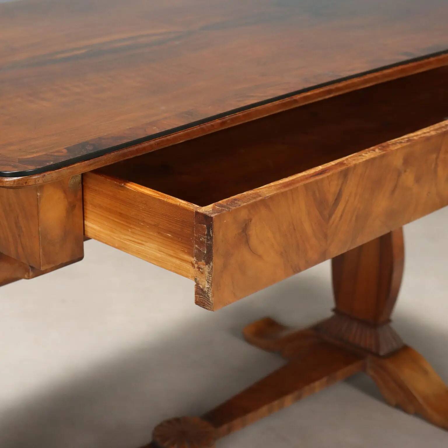 Antique Biedermeier desk in walnut, Austria, mid-19th century.