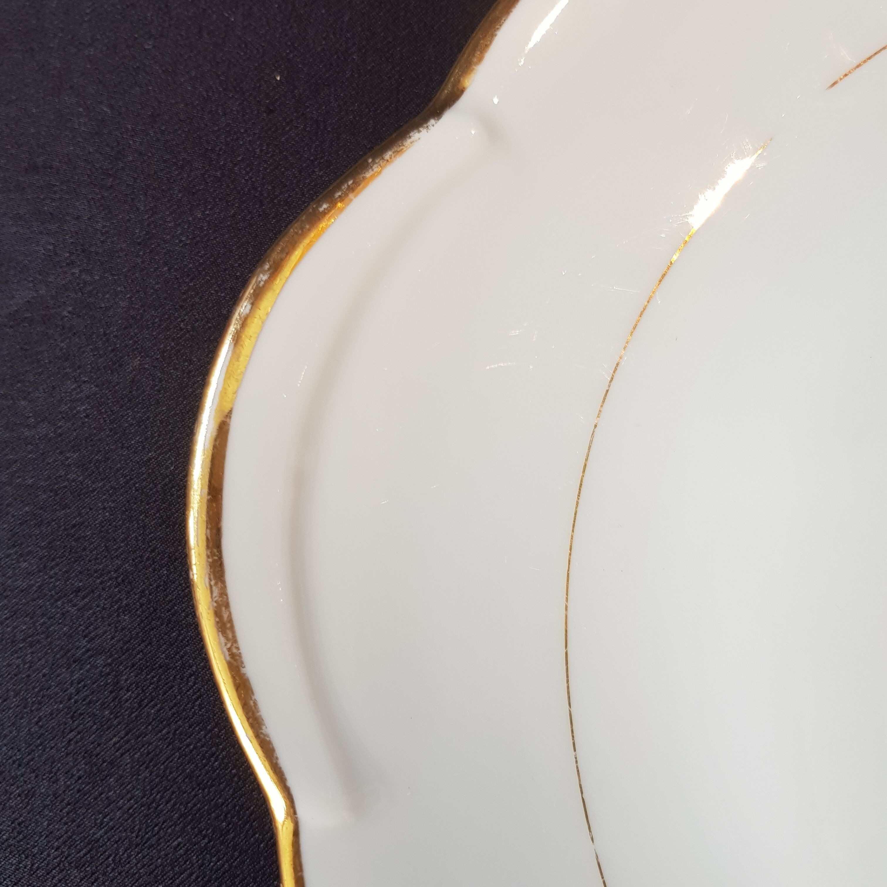 Porcelain presentation dish