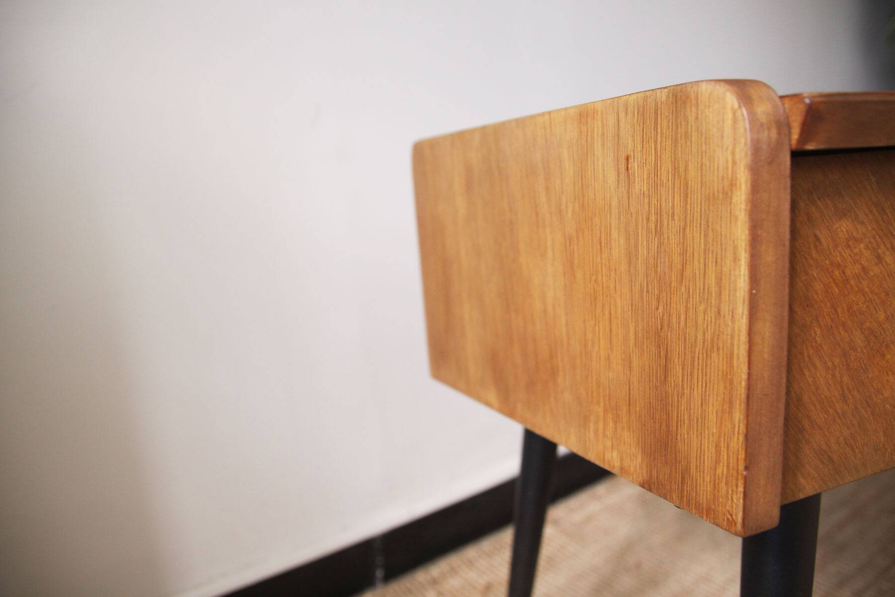 Old knitting compass feet console