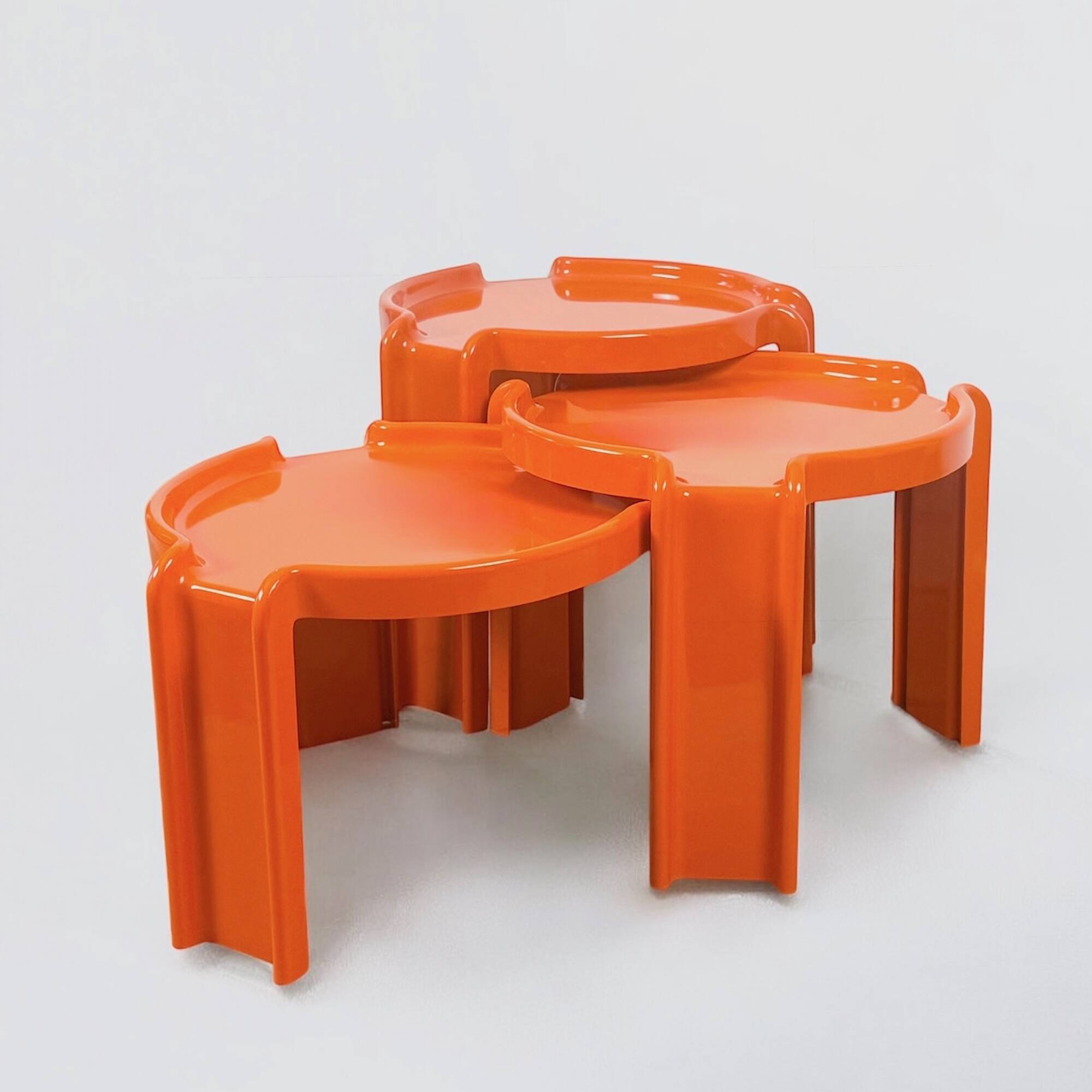 3 tables orange Giotto Stoppino pour Kartell, années 1960