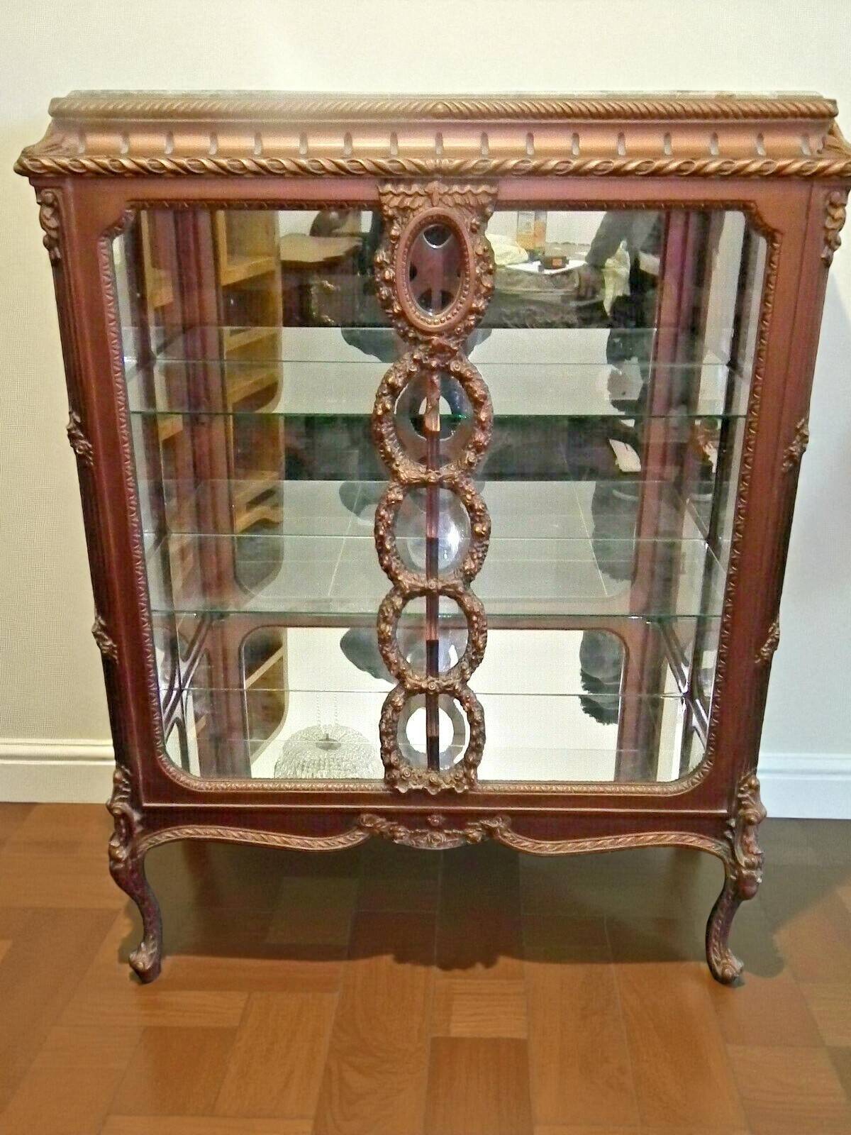 A Louis XV style display cabinet with three beechwood shelves and a white marble top.