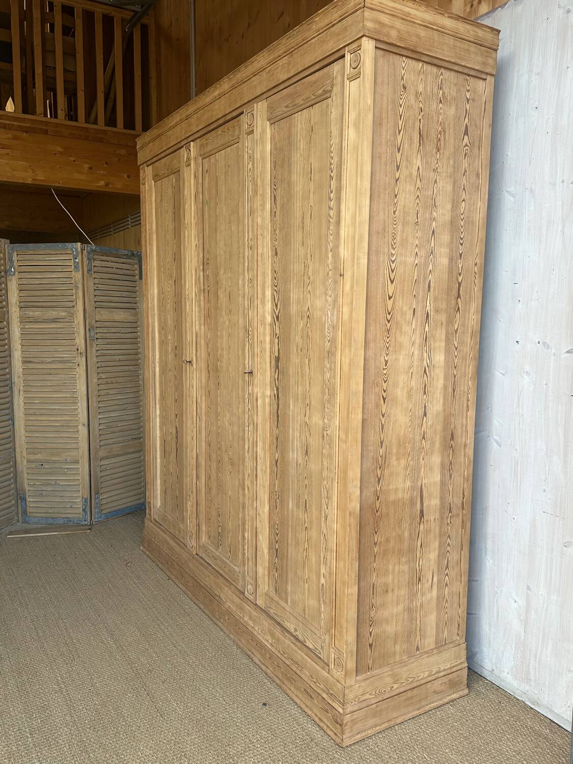 Armoire XXL en pitchpin massif - style Louis Philippe clair