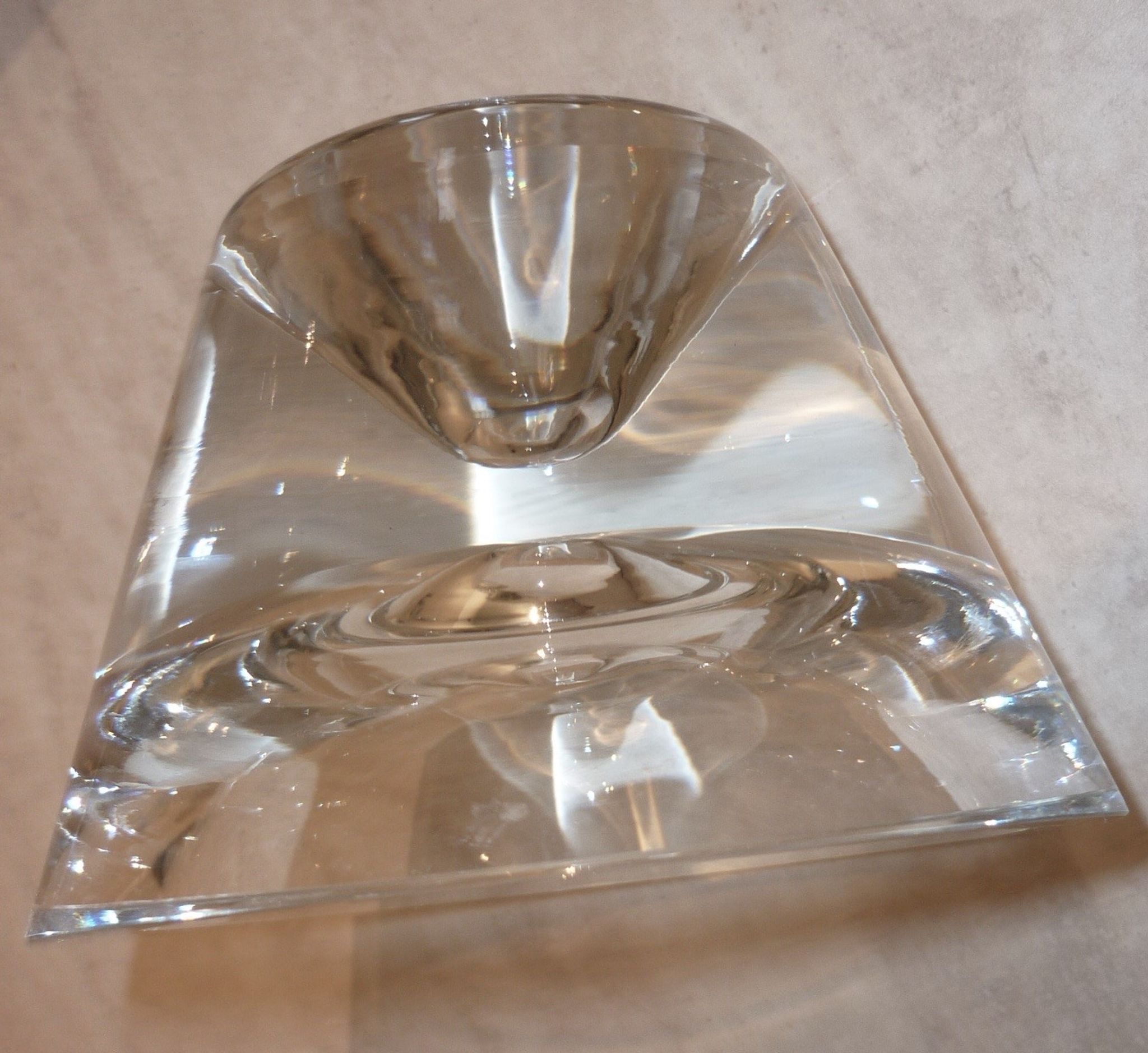 Carafe à vin avec bouchon sur socle en cristal