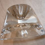Carafe à vin avec bouchon sur socle en cristal