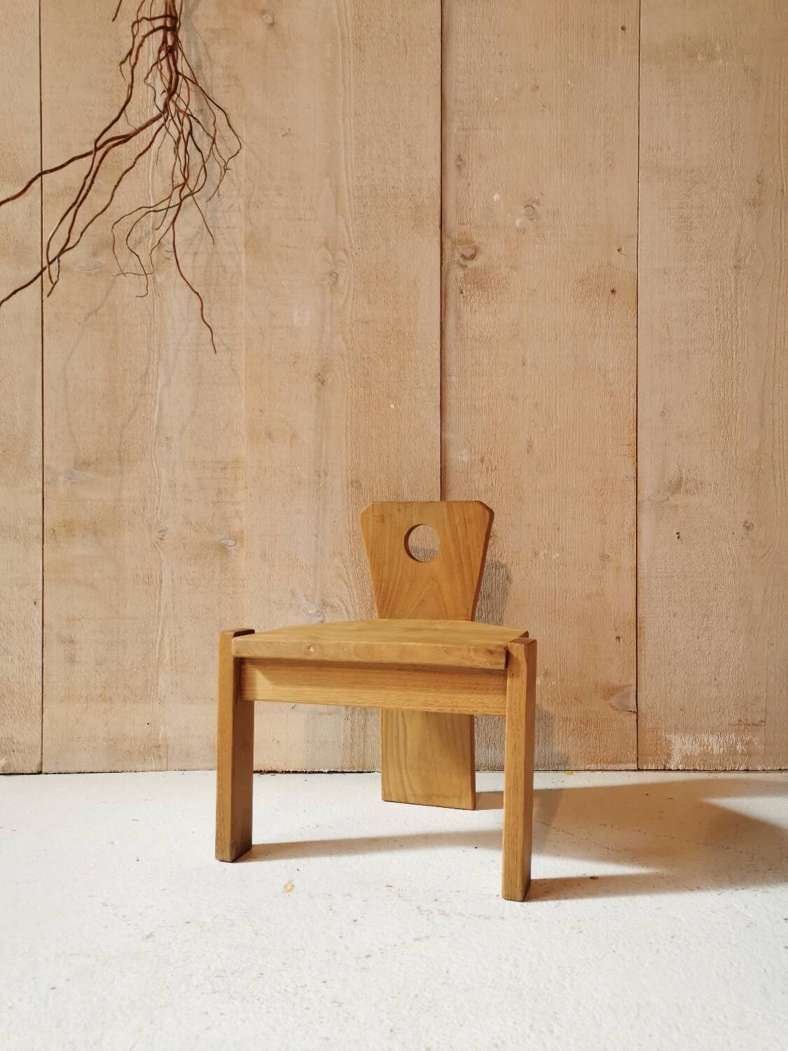 Tripod children's chair