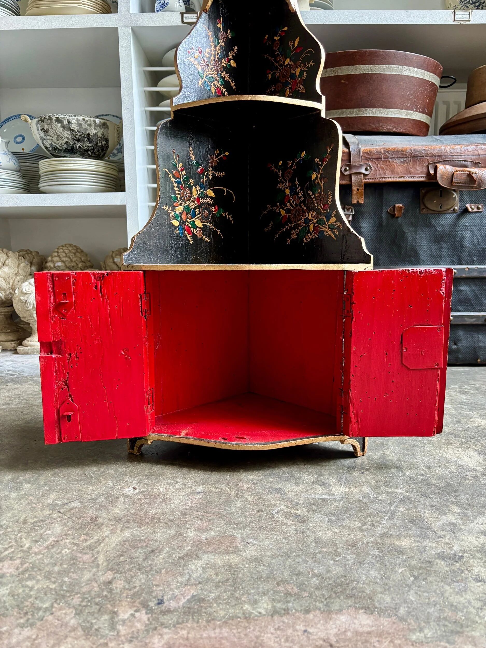 Encoignure en bois laqué noir et décor polychrome, XVIIIème s.