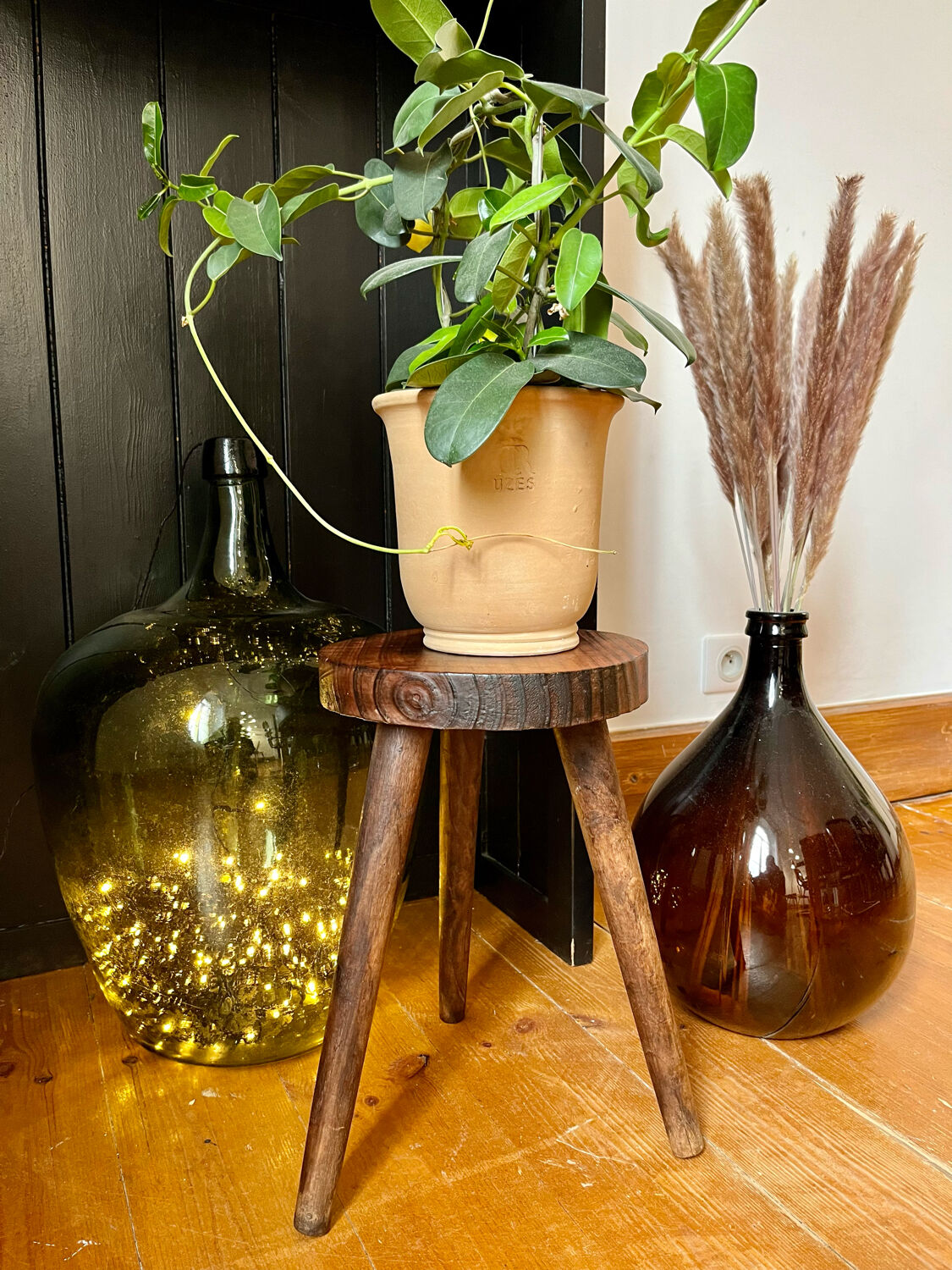 Tripod stool feet compass