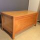 Banc coffre à jouets vintage en bois blond – années 60/70