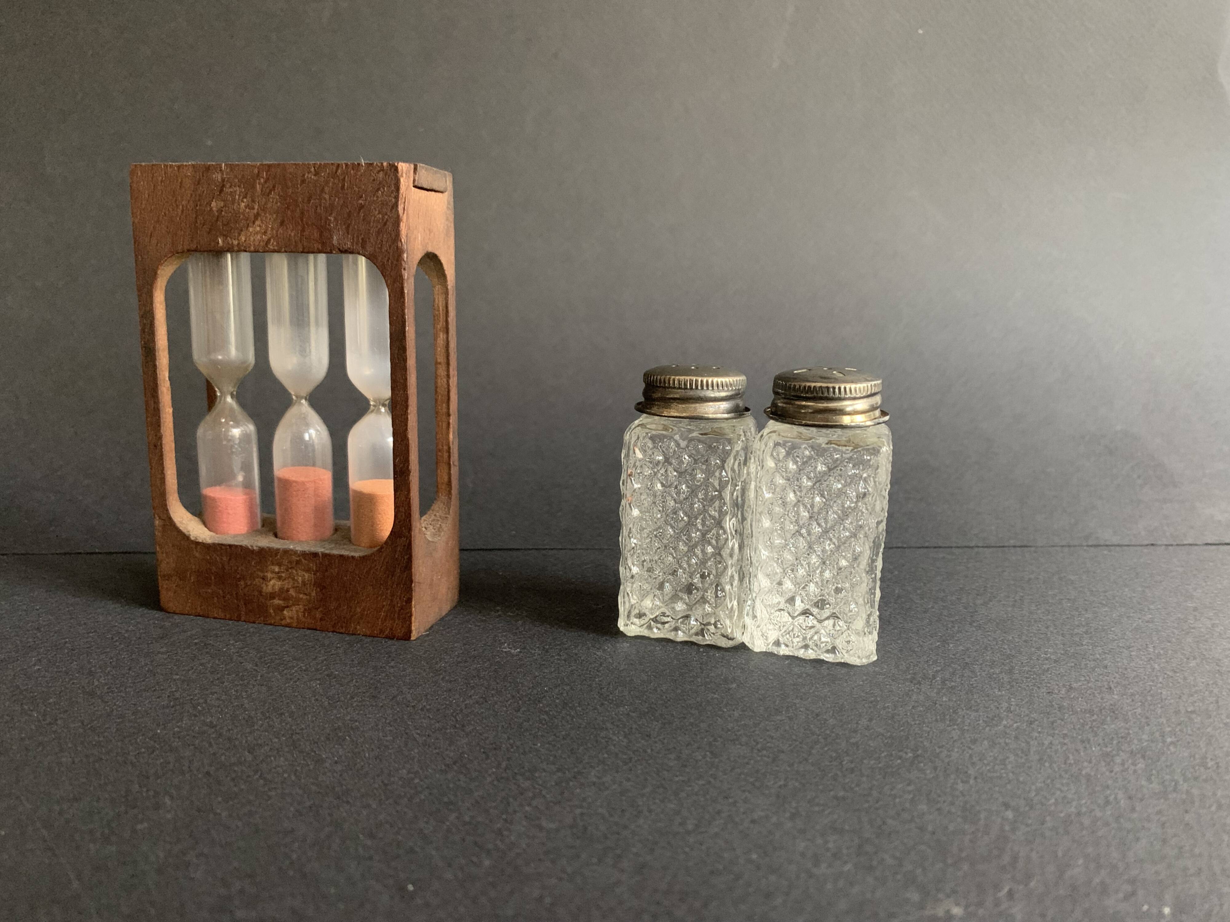 Salière et poivrières en verre pointe de diamant des années 60