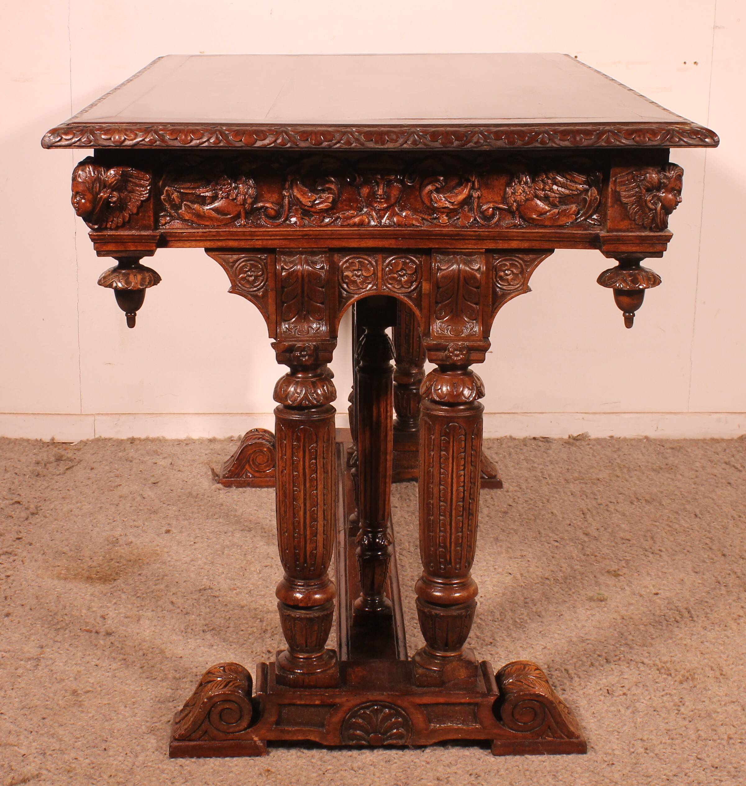 Table de milieu d'époque Renaissance en noyer