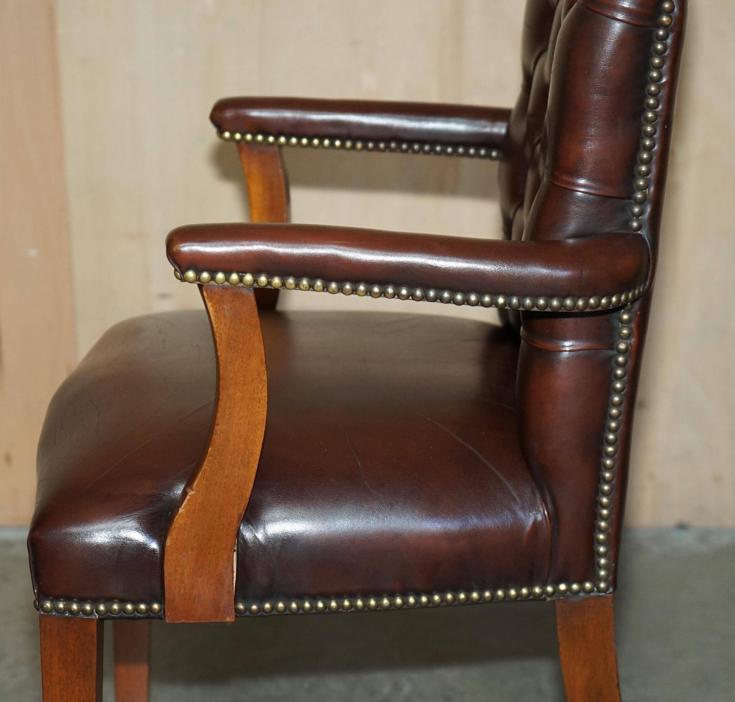 Fauteuil de bureau Gainsborough style George II Chesterfield cuir