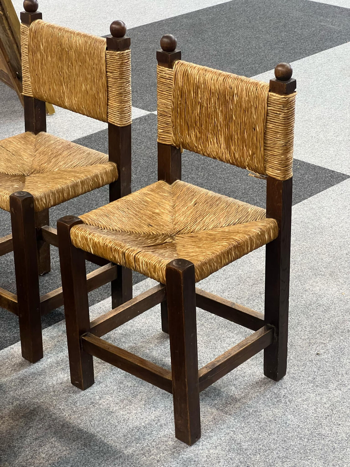 4 brutalist chairs in straw and wood