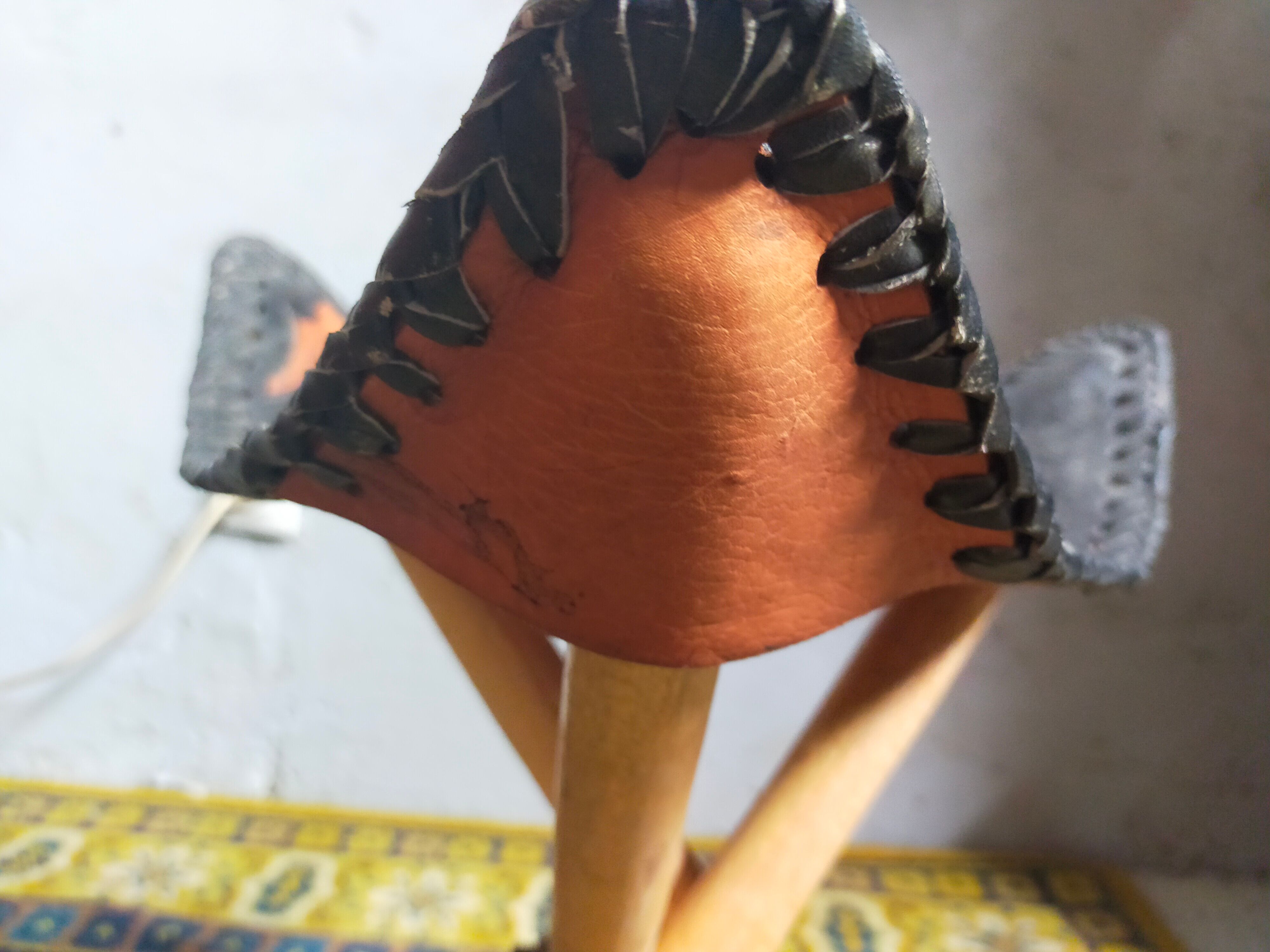 Folding tripod stool in Africa leather