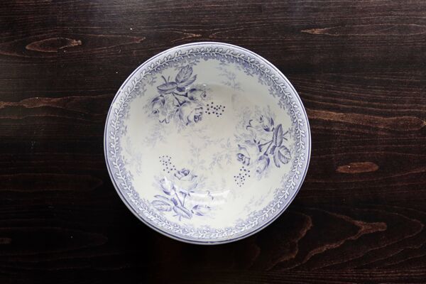 Bassine ancienne en faïence blanche et violette - Décor floral