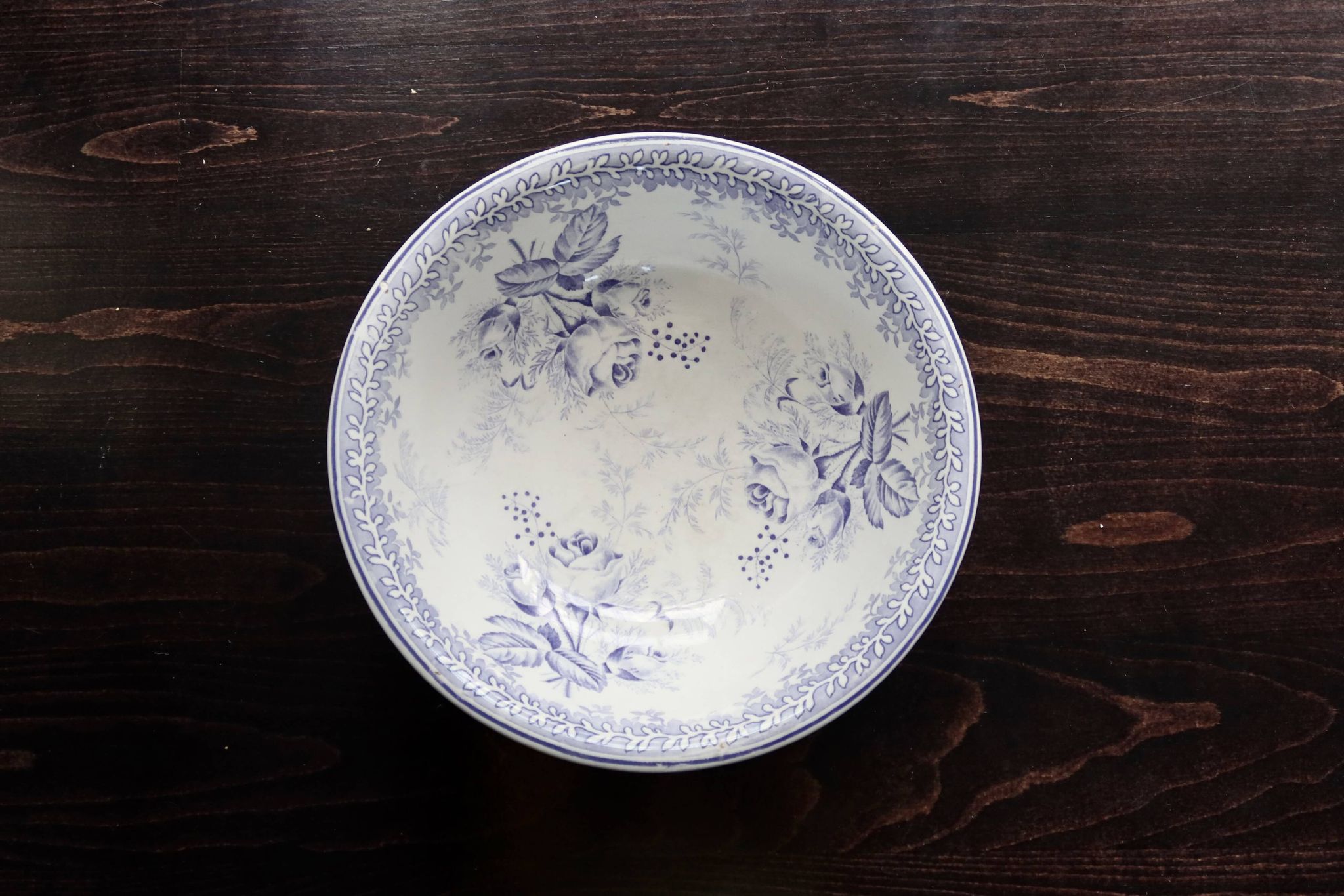 Old basin in white and purple earthenware - Floral decoration