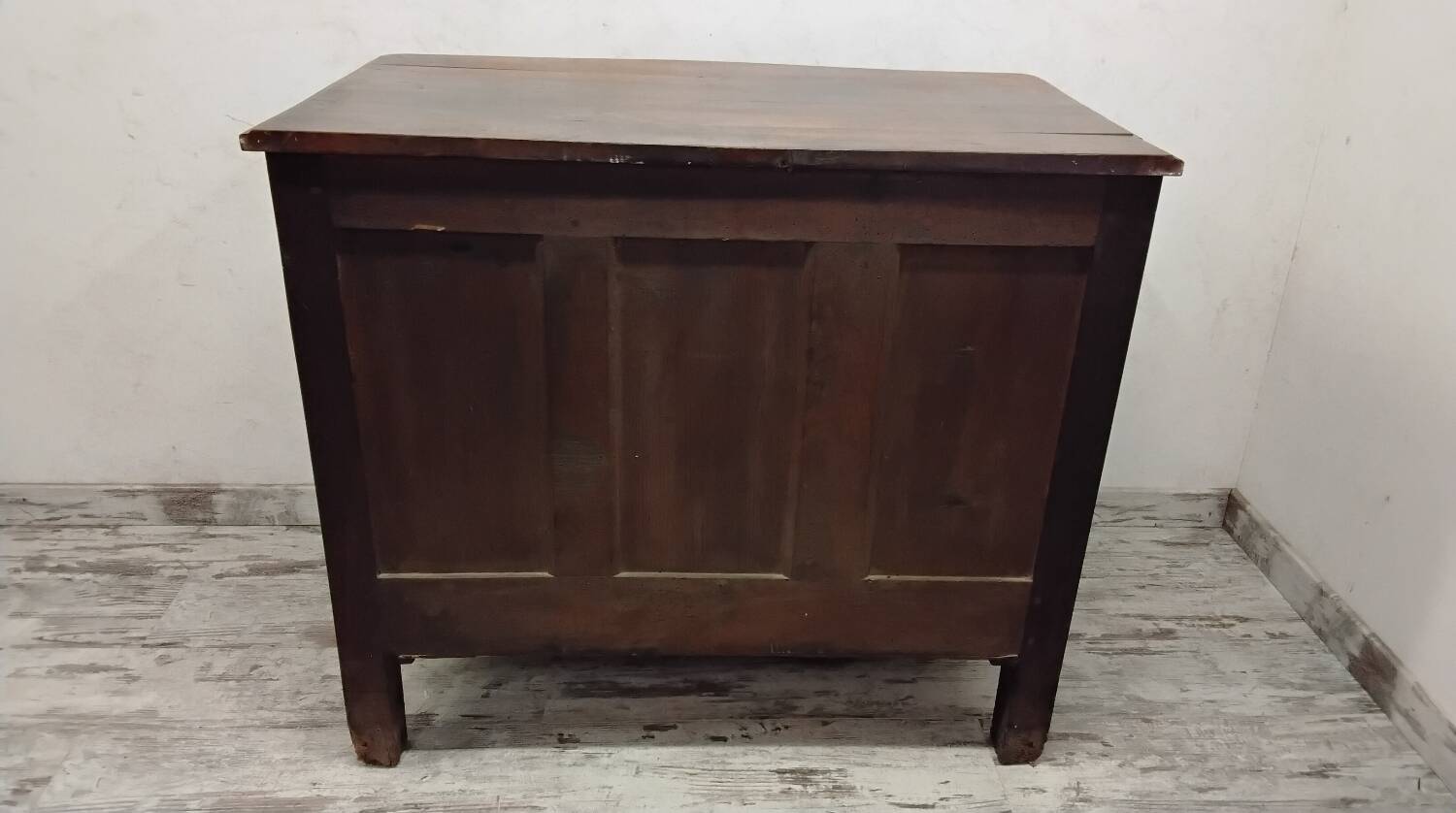 Rustic walnut chest of drawers from the 18th century