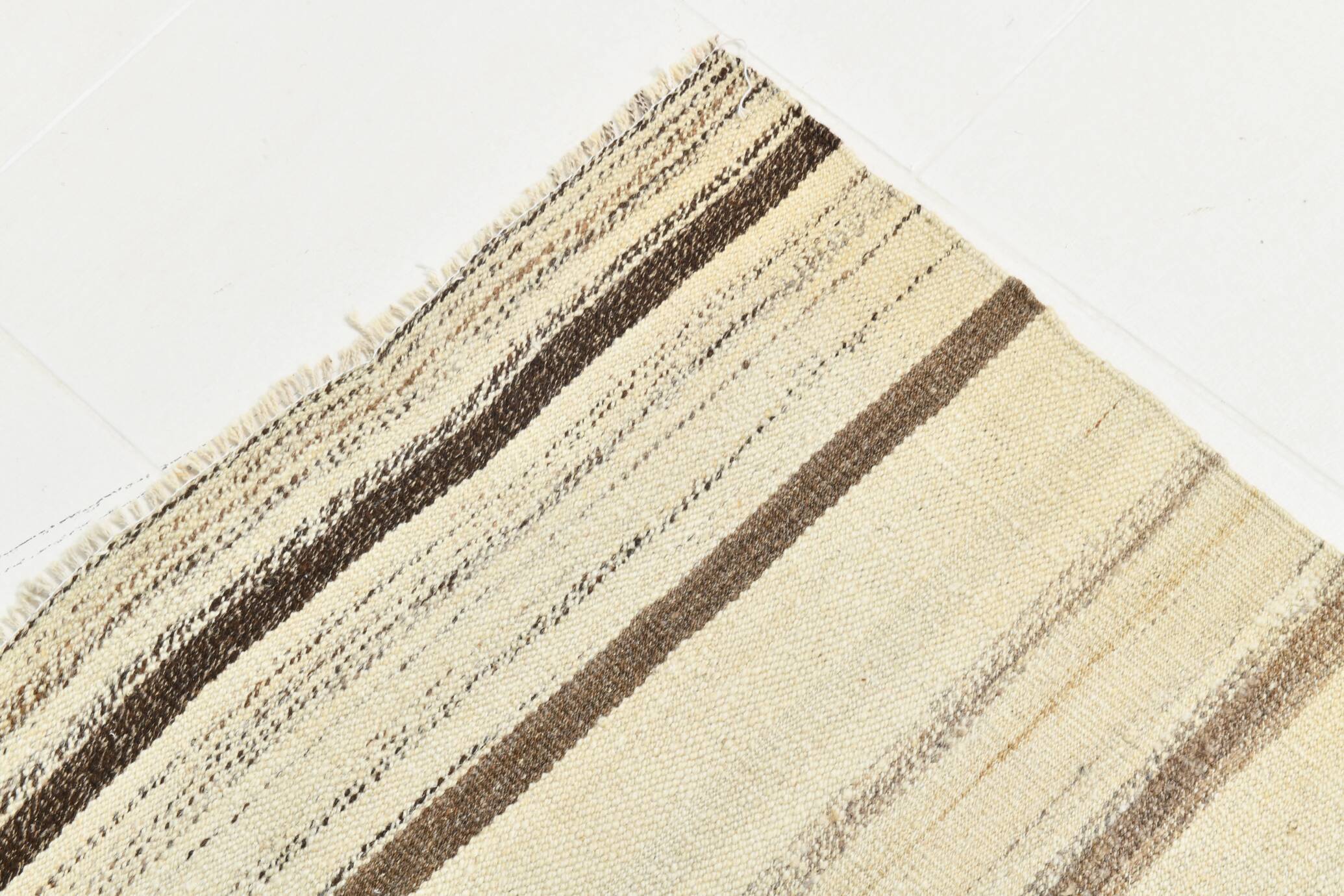 Tapis Kilim rayé crème et marron, 161 x 211 cm