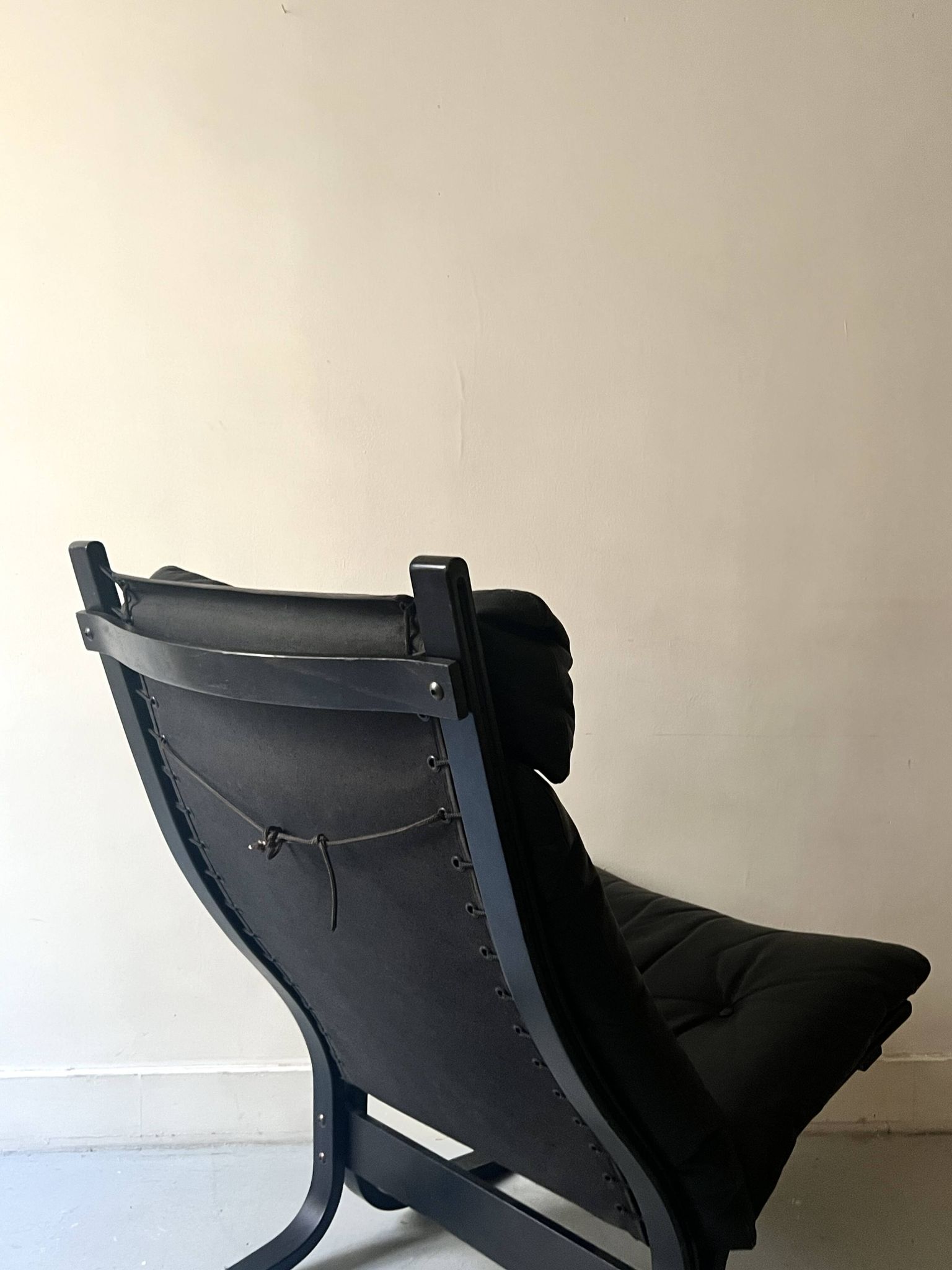 Scandinavian black leather armchair Siesta by Ingmar Relling, design 1970.