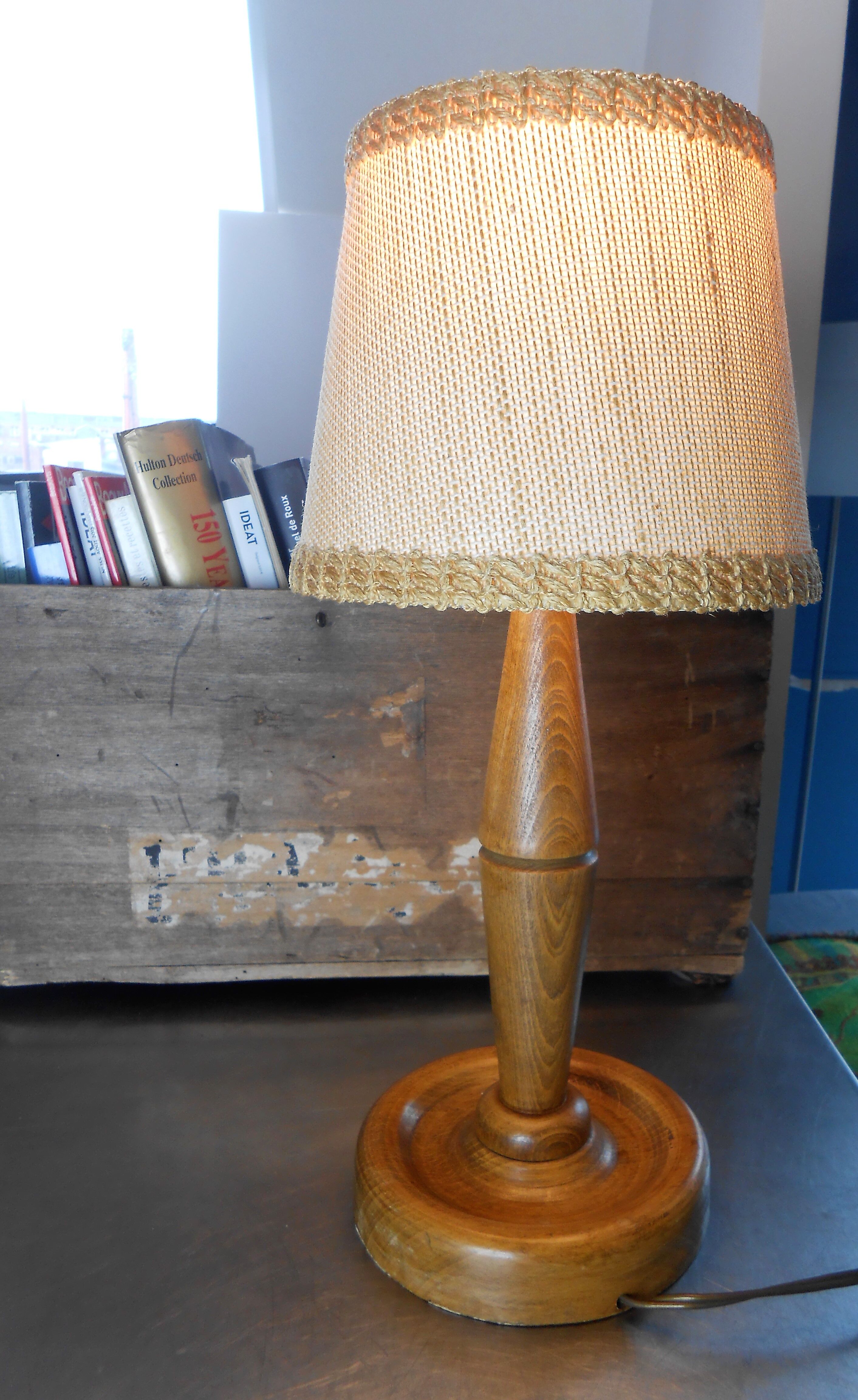 Lampe vintage en bois et abat jour en fines cordes tressées