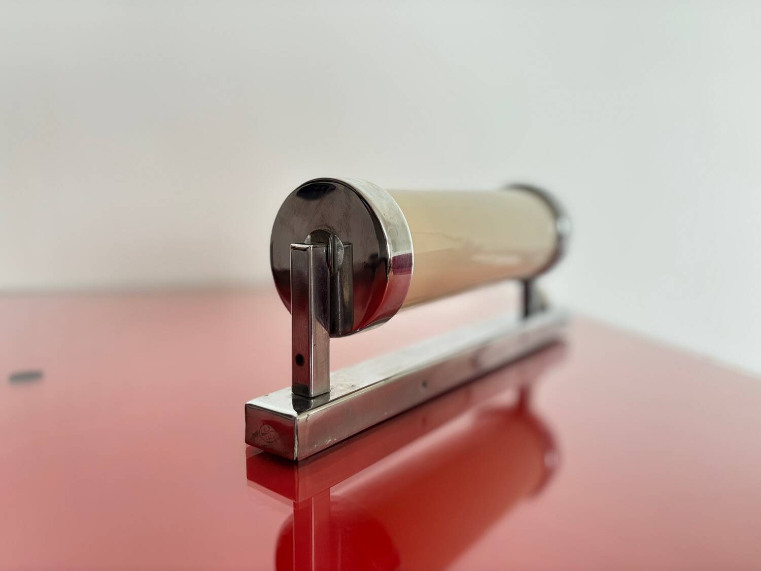 Applique fonctionnaliste avec abat-jour en tube de verre, Tchécoslovaquie, années 1950