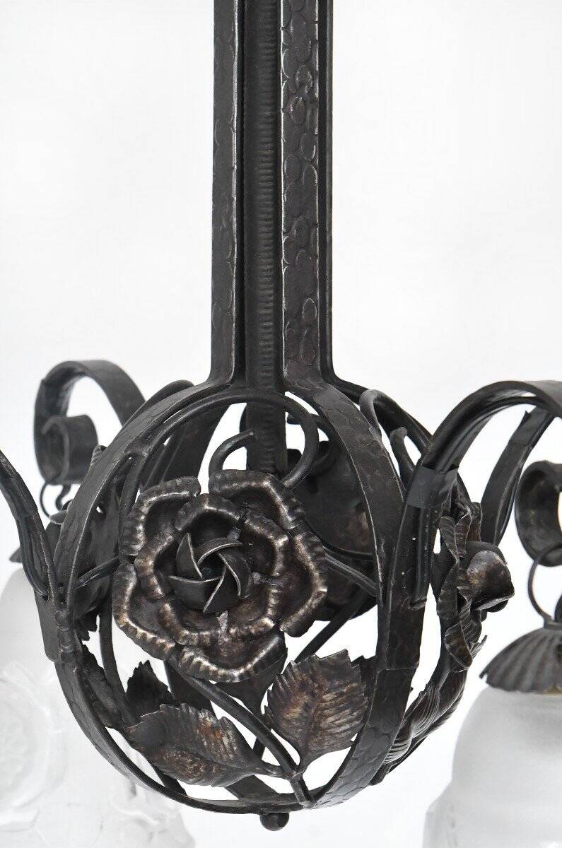 Art Deco style chandelier in molded glass and wrought iron frame