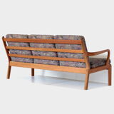 1960s Three seater Danish design sofa with wooden frame made of cherry