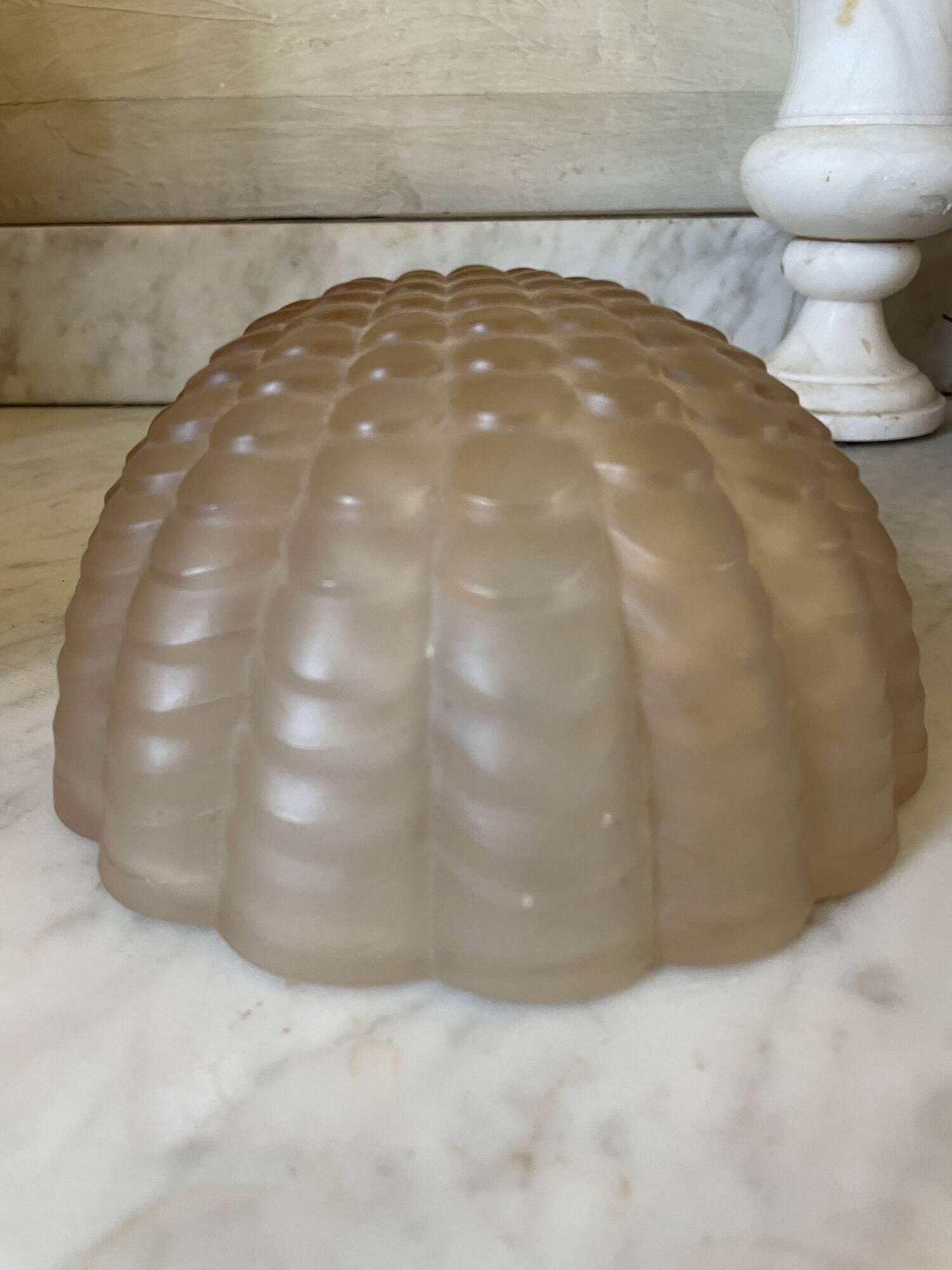 Pair of shell wall lights in frosted glass in Art Deco style.