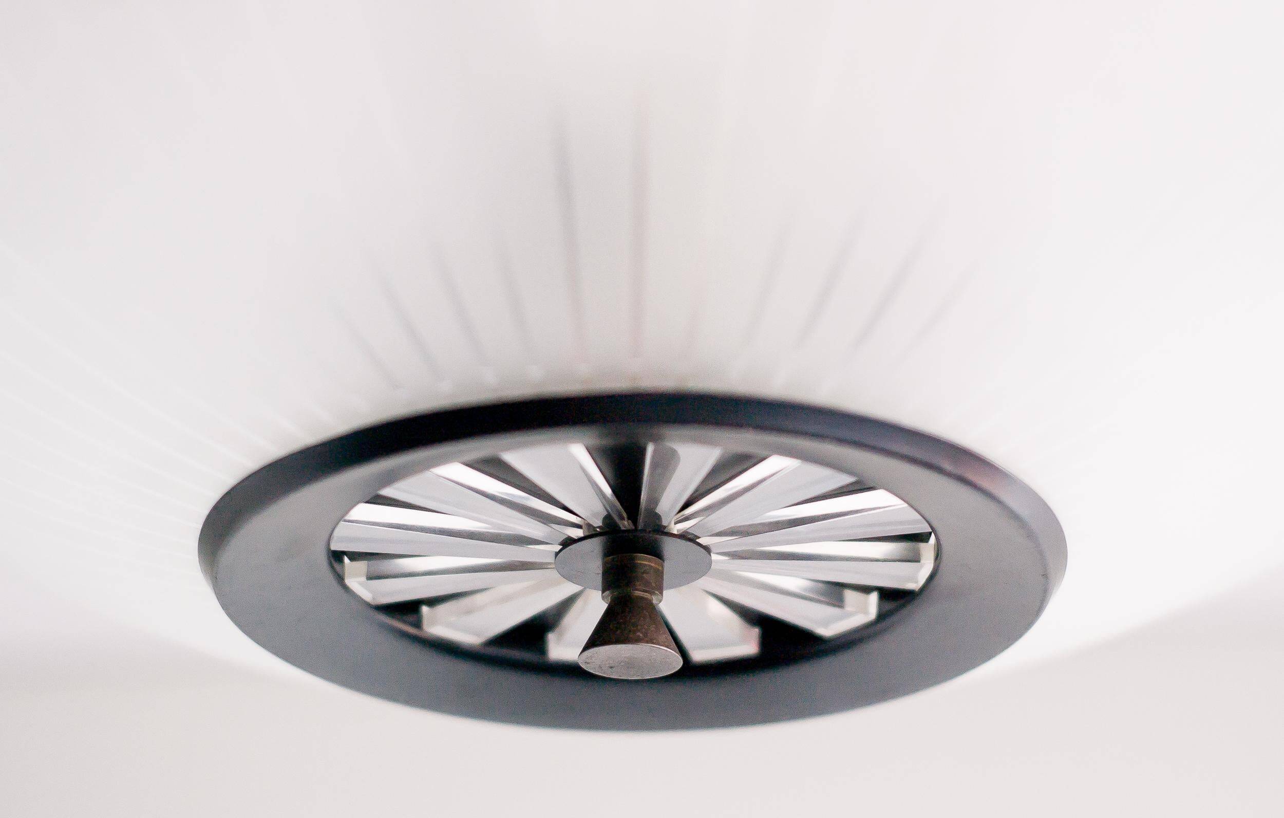 Suspension en verre de Louis Kalff pour Philips, icône de la modernité du milieu du siècle dernier