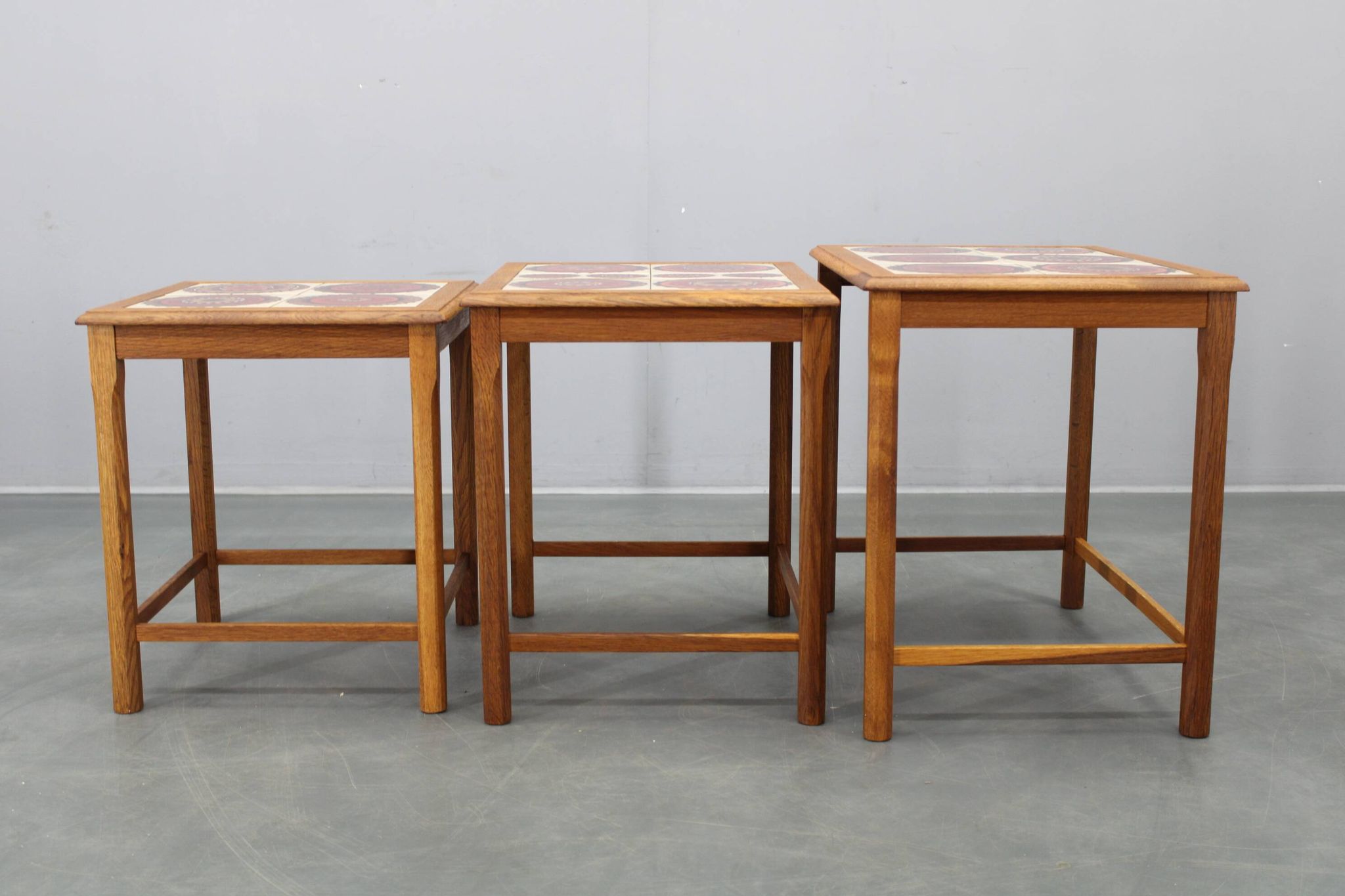Tables gigognes danoises en chêne des années 50 avec des plateaux en carrelage.