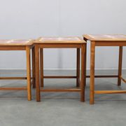 Tables gigognes danoises en chêne des années 50 avec des plateaux en carrelage.