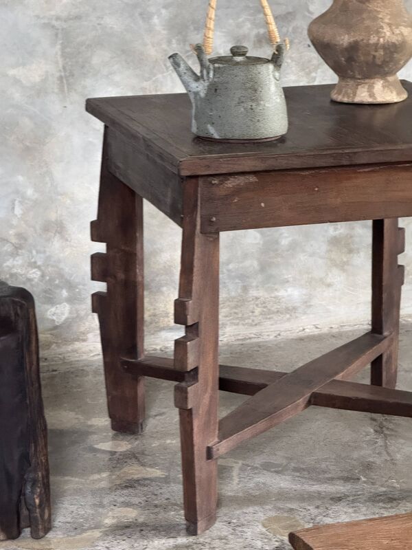 Coffee table, petite table basse indonésienne ancienne moderniste en teck