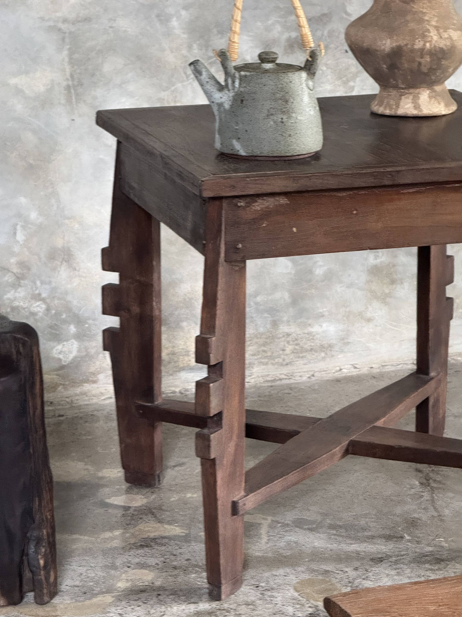 Coffee table, petite table basse indonésienne ancienne moderniste en teck