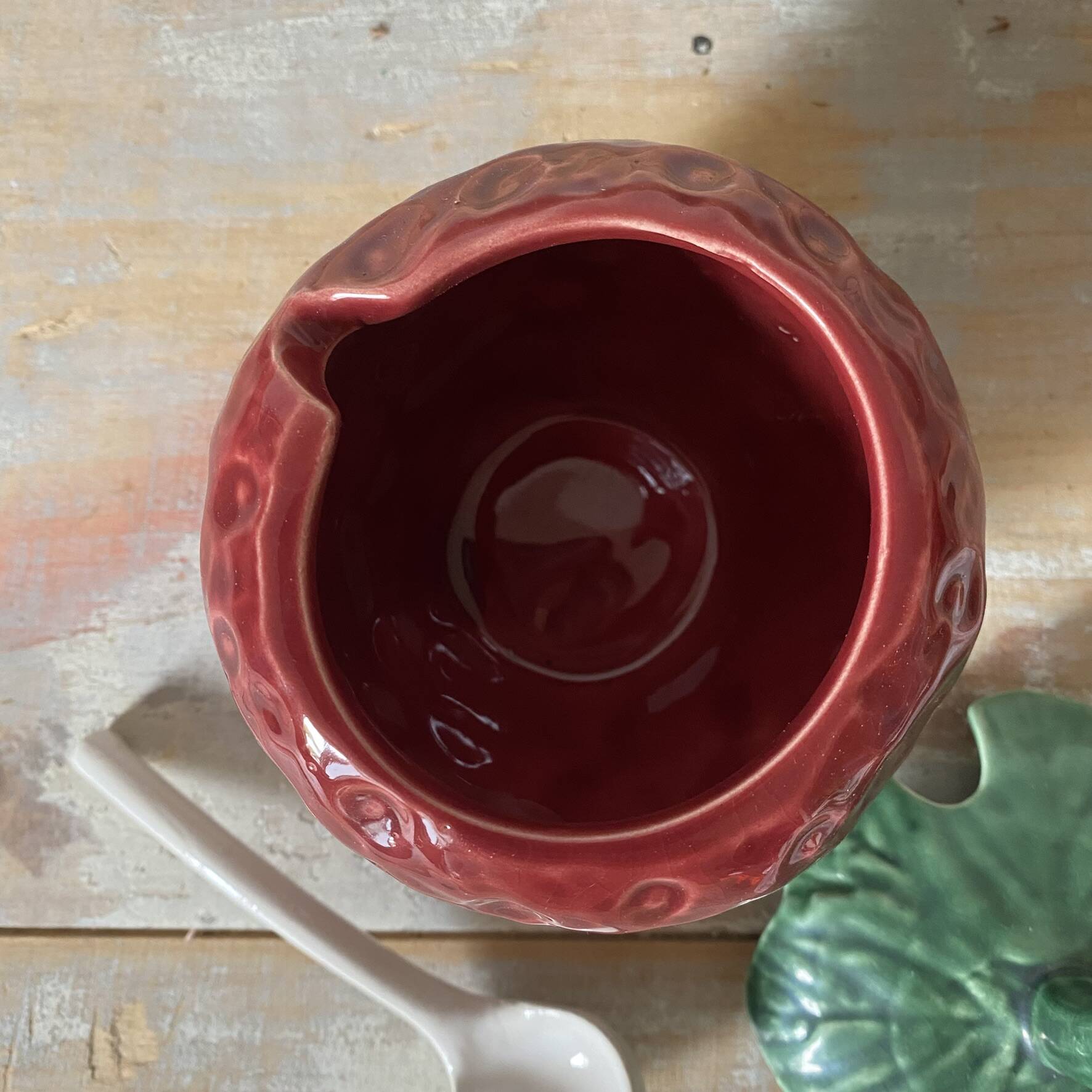 Sugar bowl or jam pot in strawberry majolica.