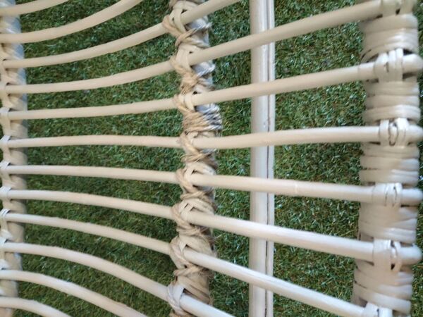 Fauteuil corbeille vintage en rotin – teinte vert gris