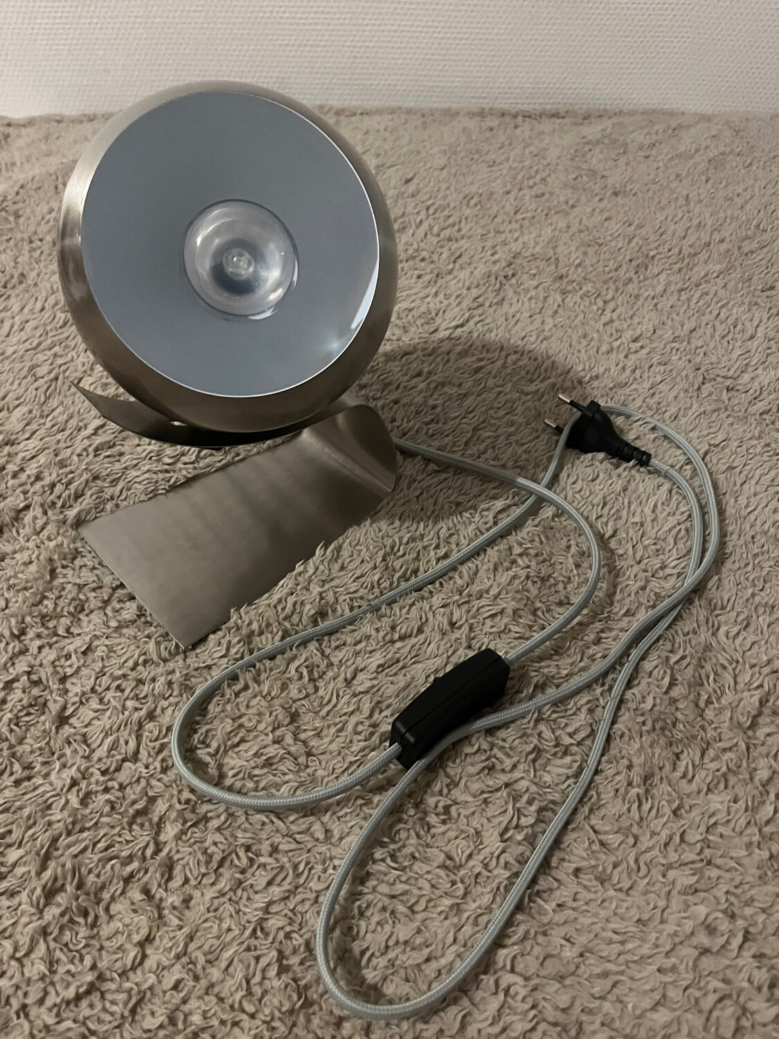 Adjustable eyeball table lamp