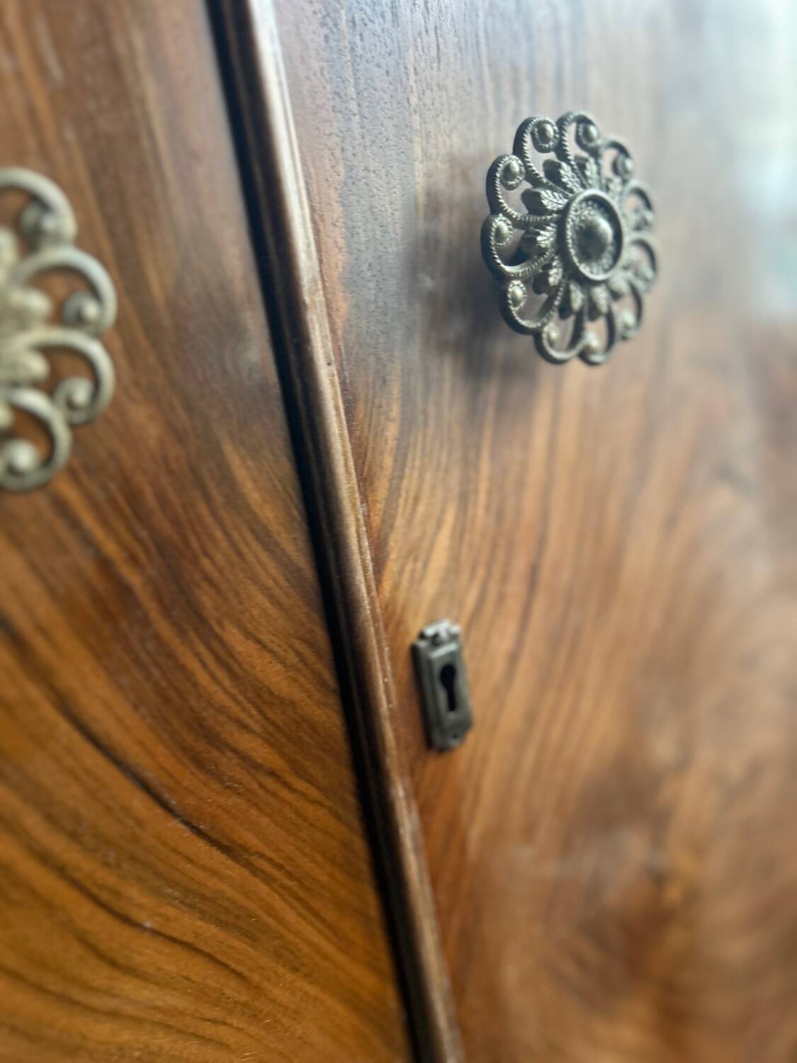 Small English wardrobe from the Art Deco period in walnut veneer - The elegance of rarity