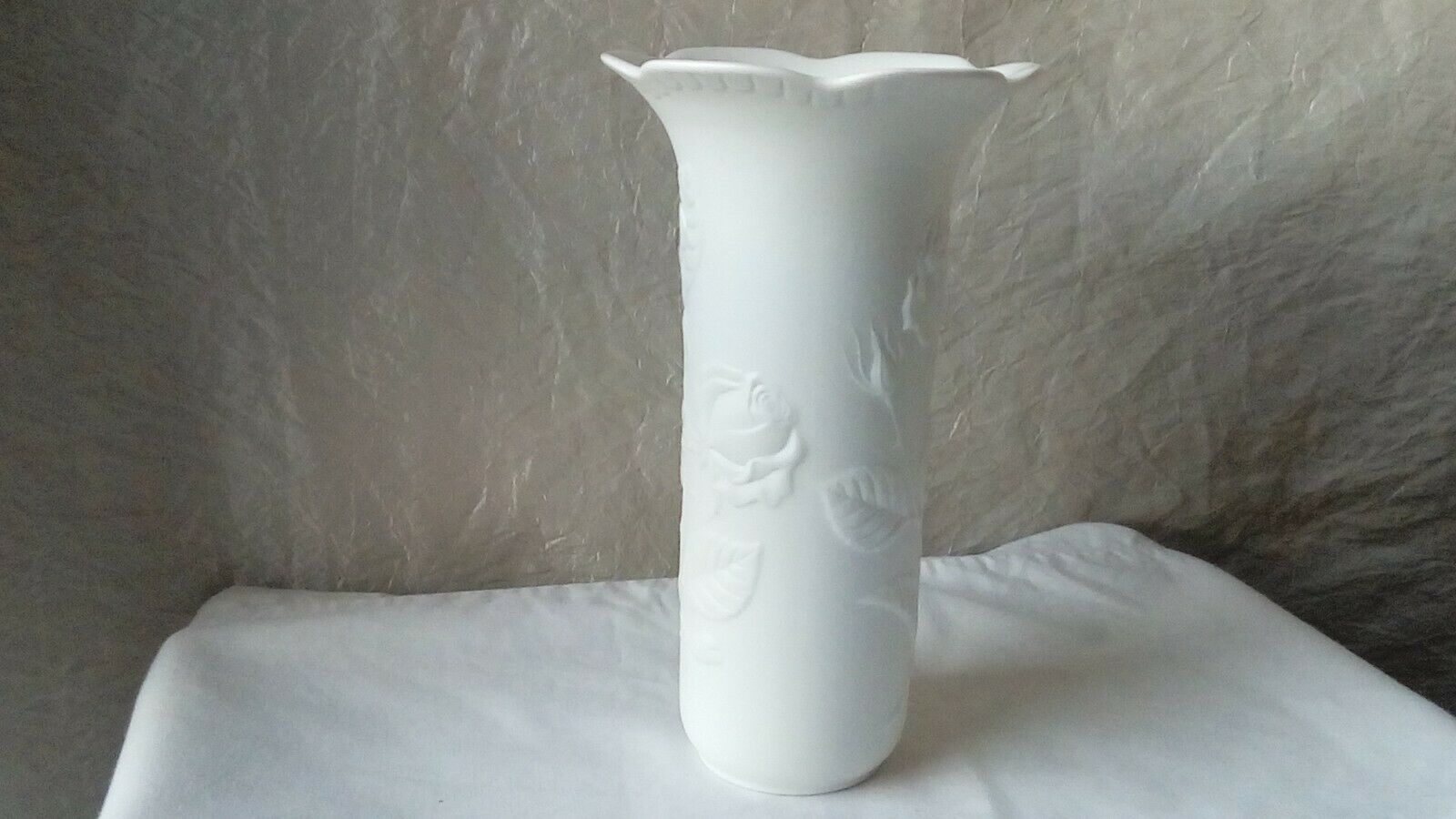 Porcelain vase matt effect decor in relief sign kaiser