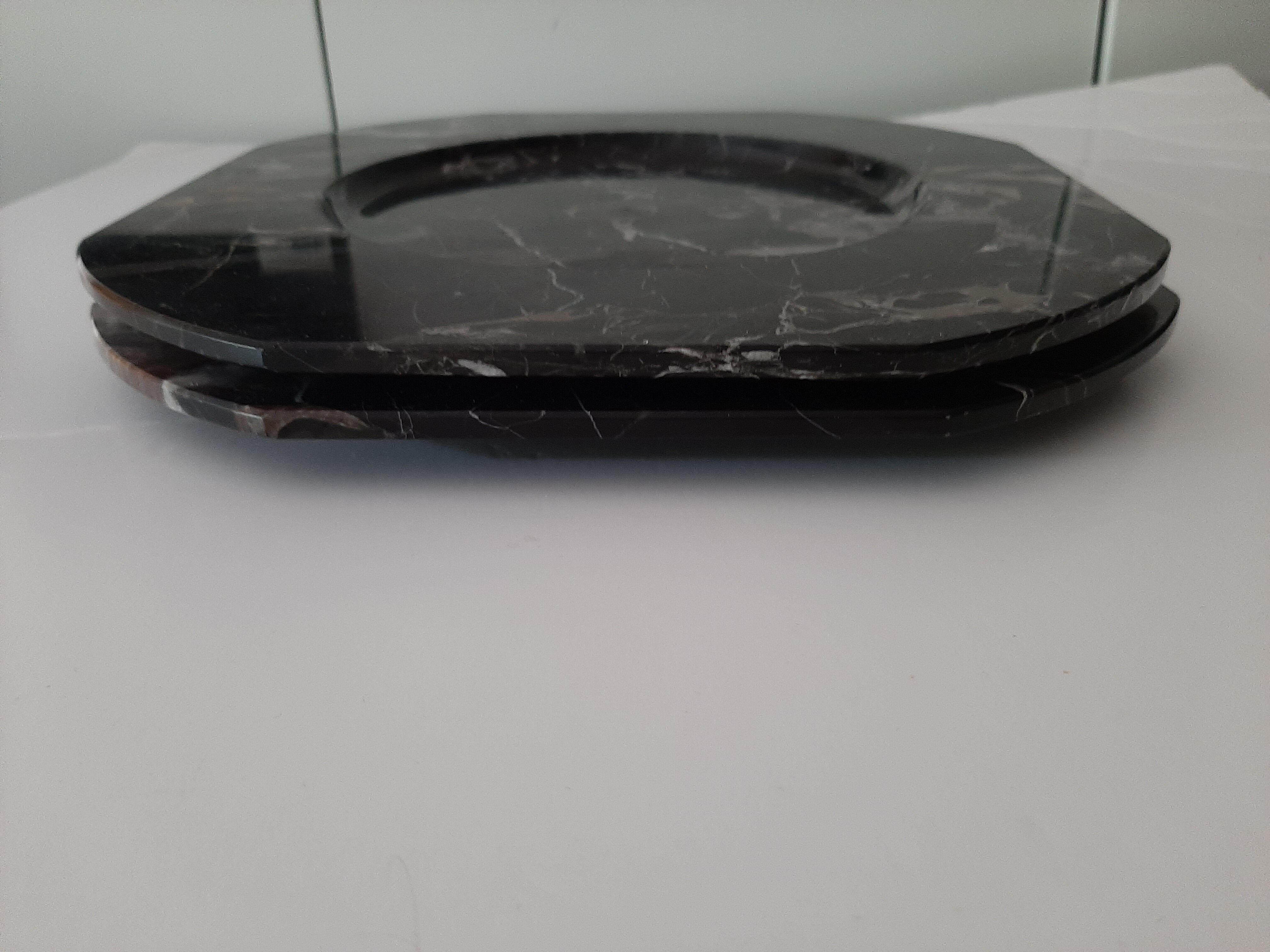 Set of 2 black marble presentation plates