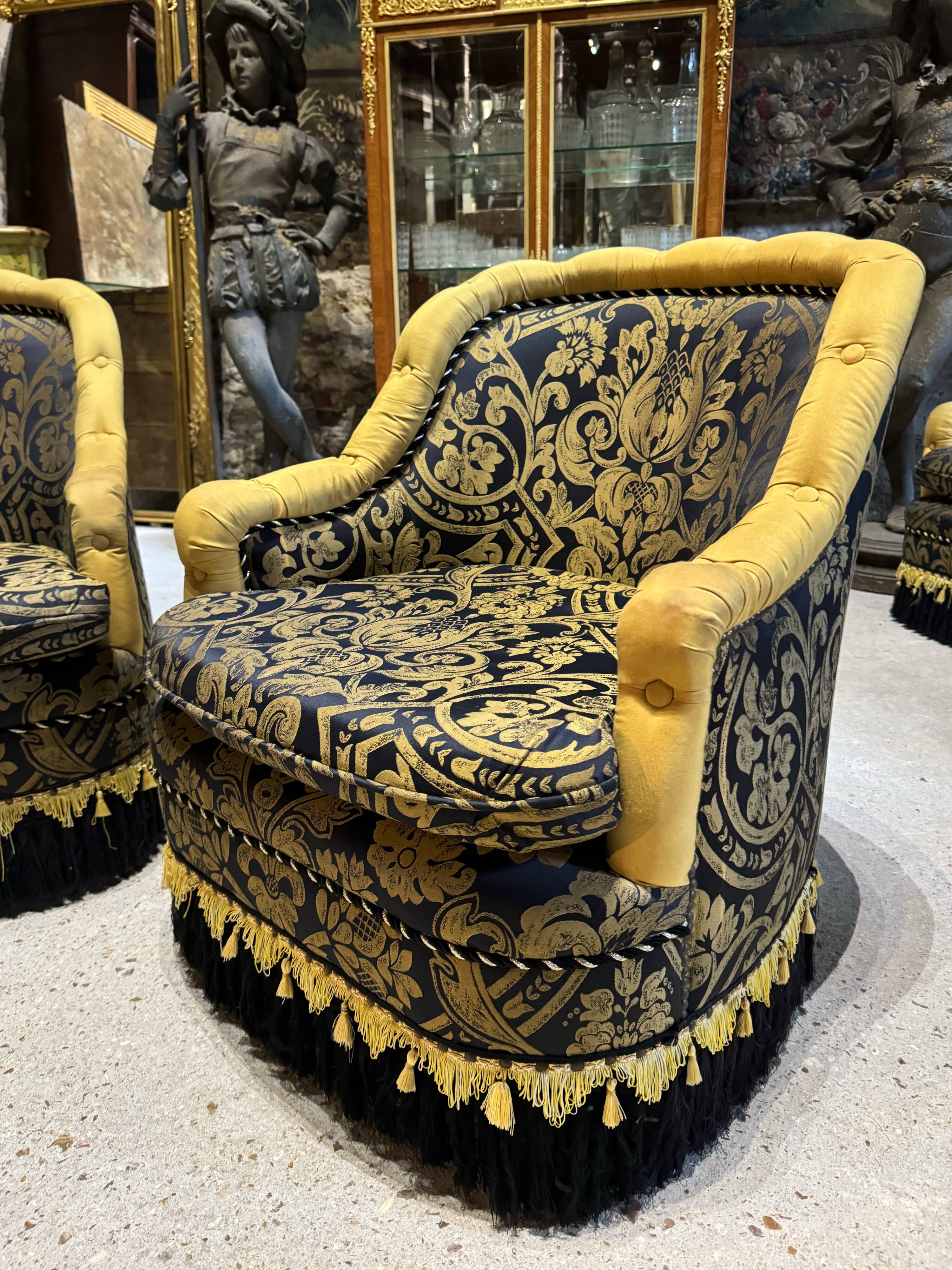 Napoleon III style living room with floral decoration