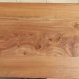 Table basse en chêne à pieds joints par une entretoise