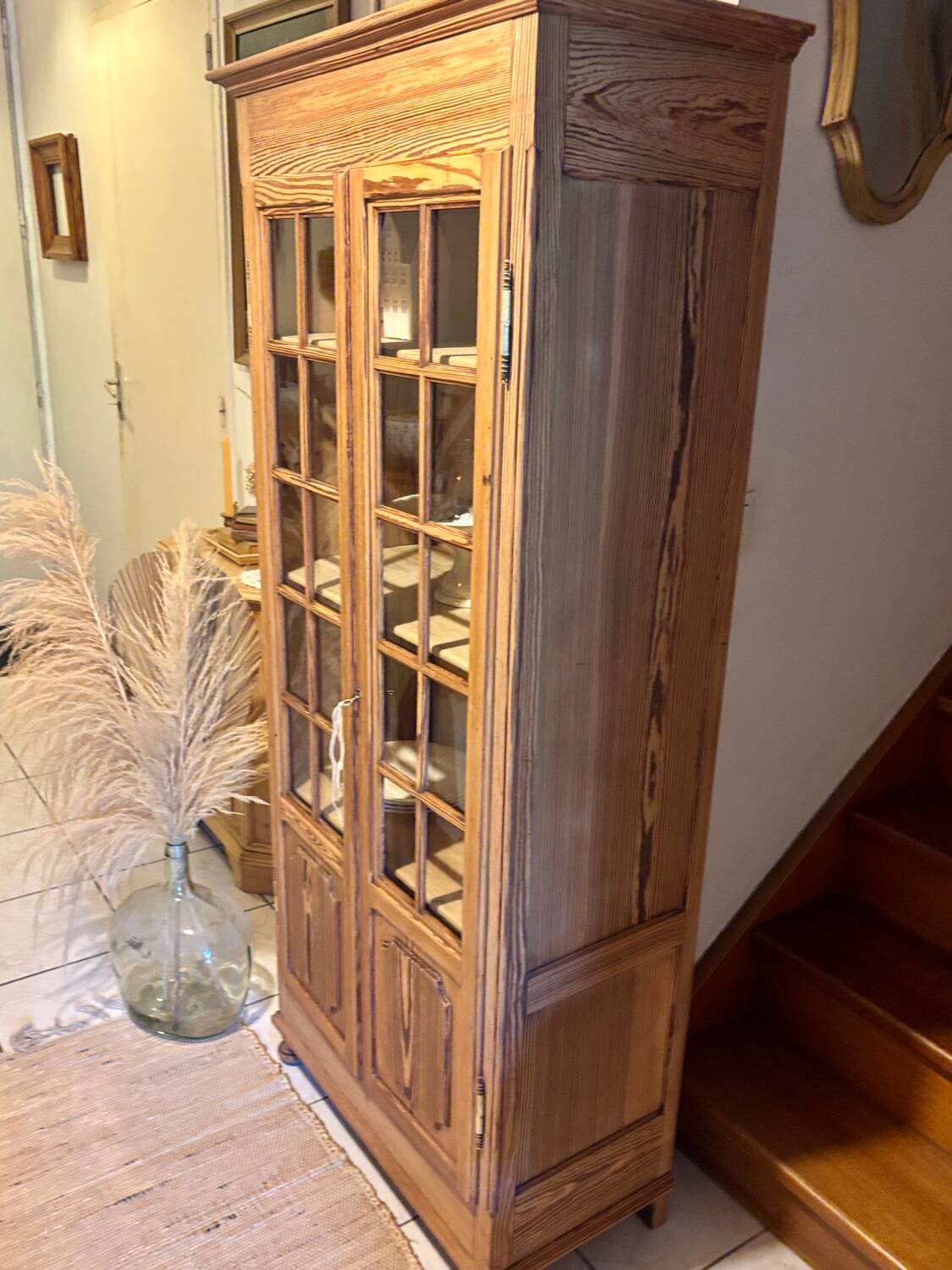 Parisian showcase pitchpin