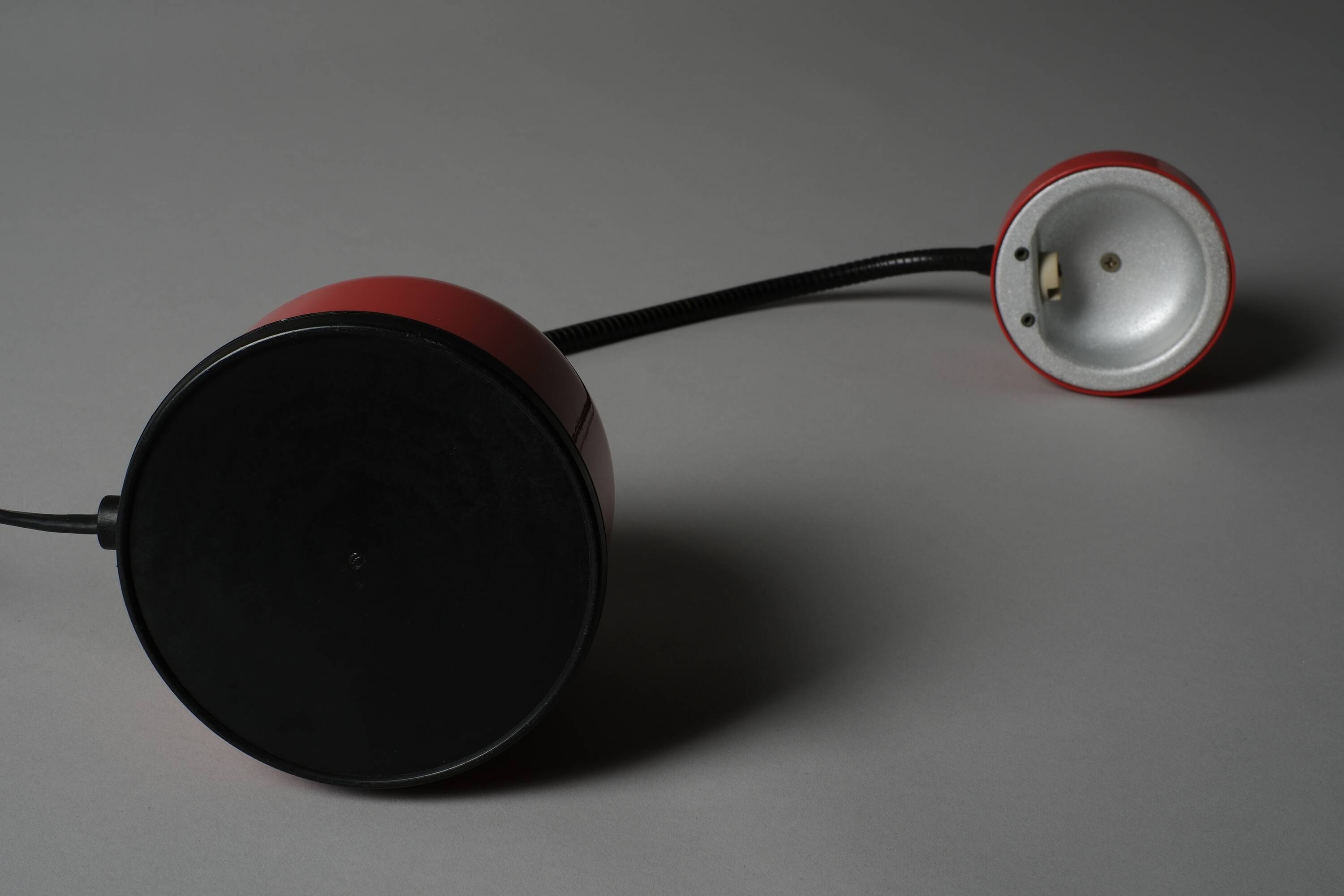 Lampe de bureau flexible Stilplast, rouge et noir, Italie, années 1980