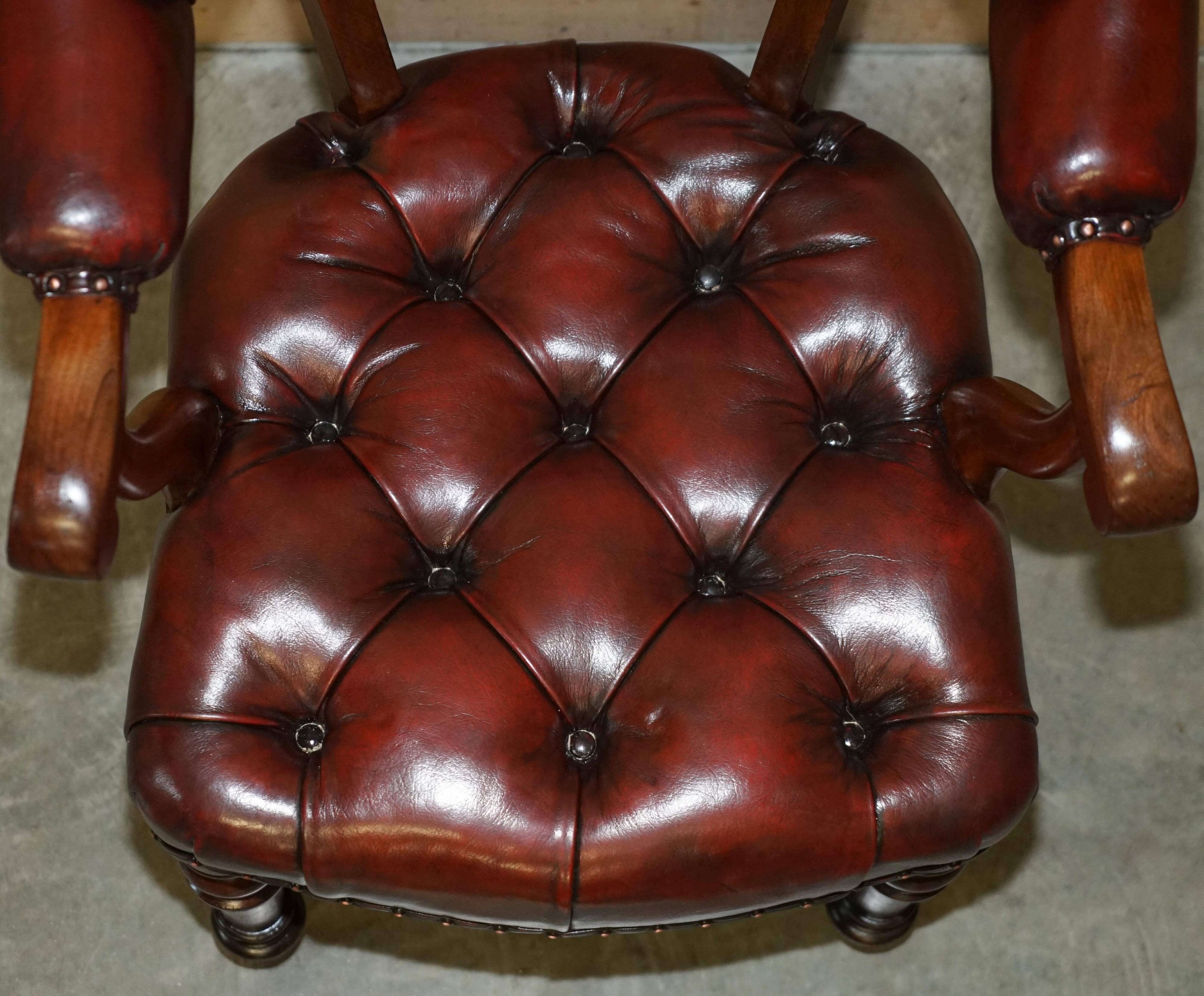Chesterfield captain's armchair William IV in restored leather with hardwood.