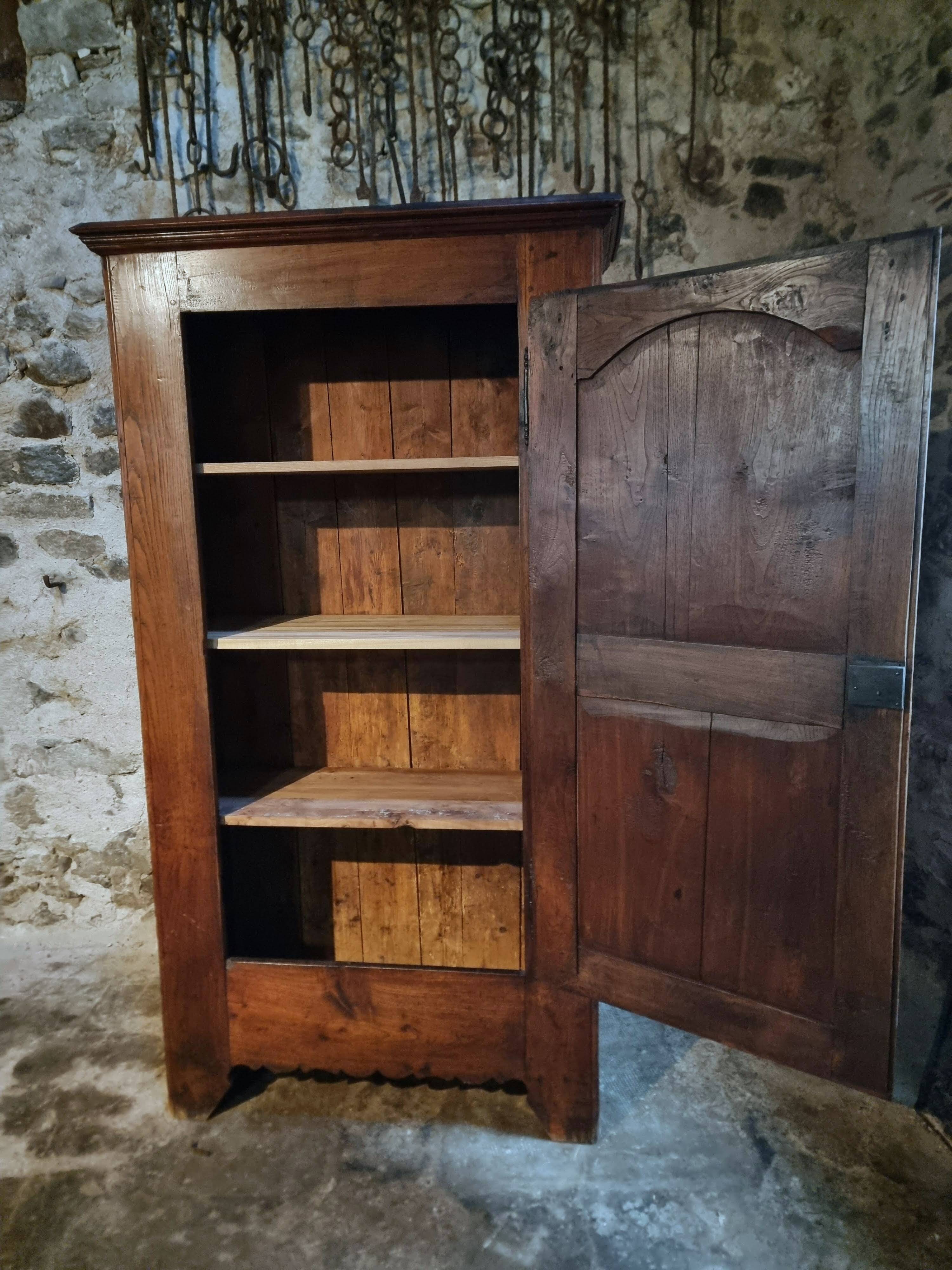 Armoire ancienne – bonnetière française du XVIIIe siècle en châtaignier avec serrure et clé d'origine
