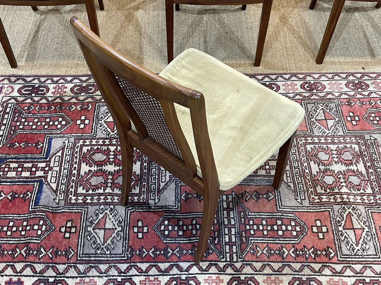 Suite de 4 chaises en teck de la marque G-plan avec dossier canné