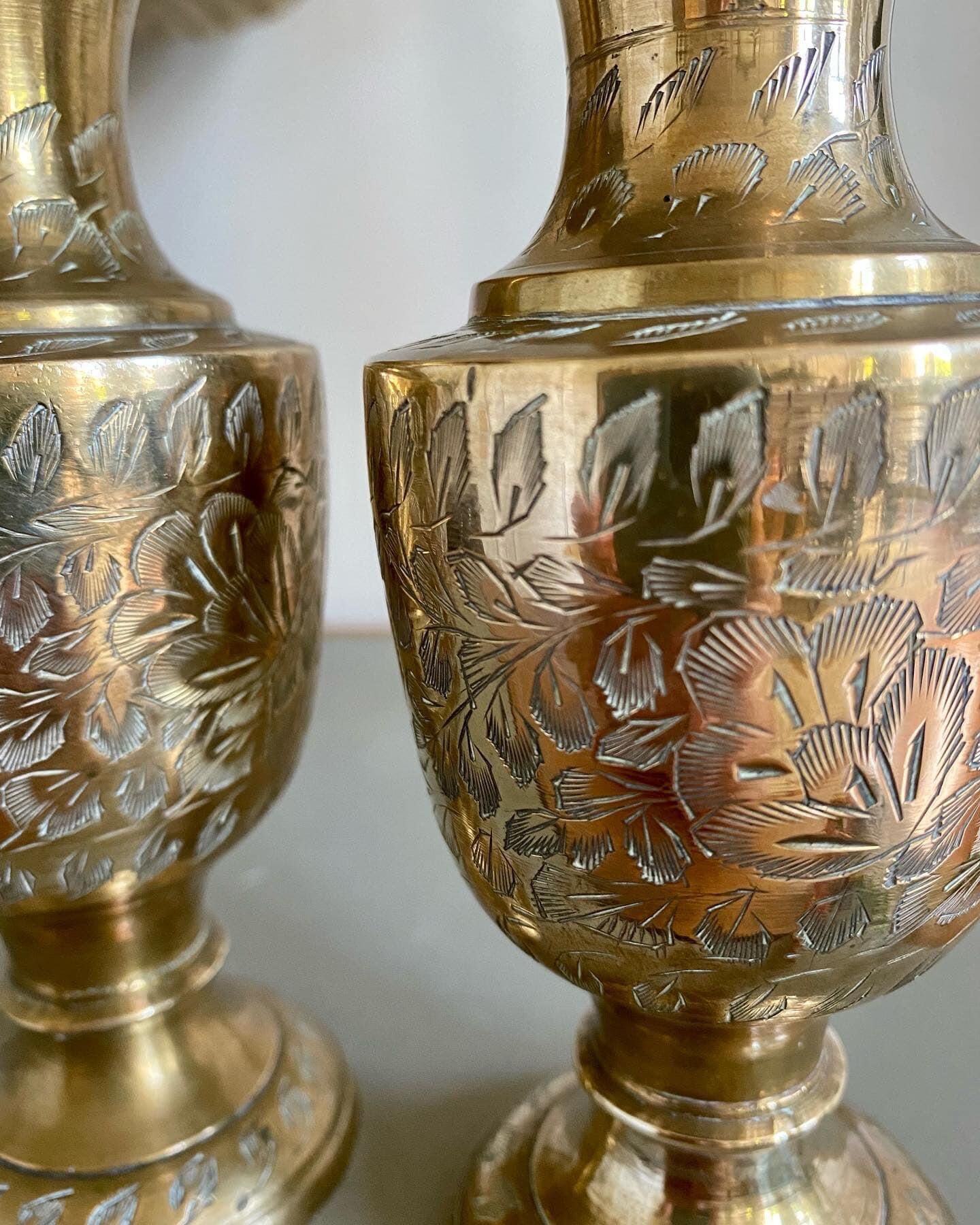 Lot de deux vases en laiton